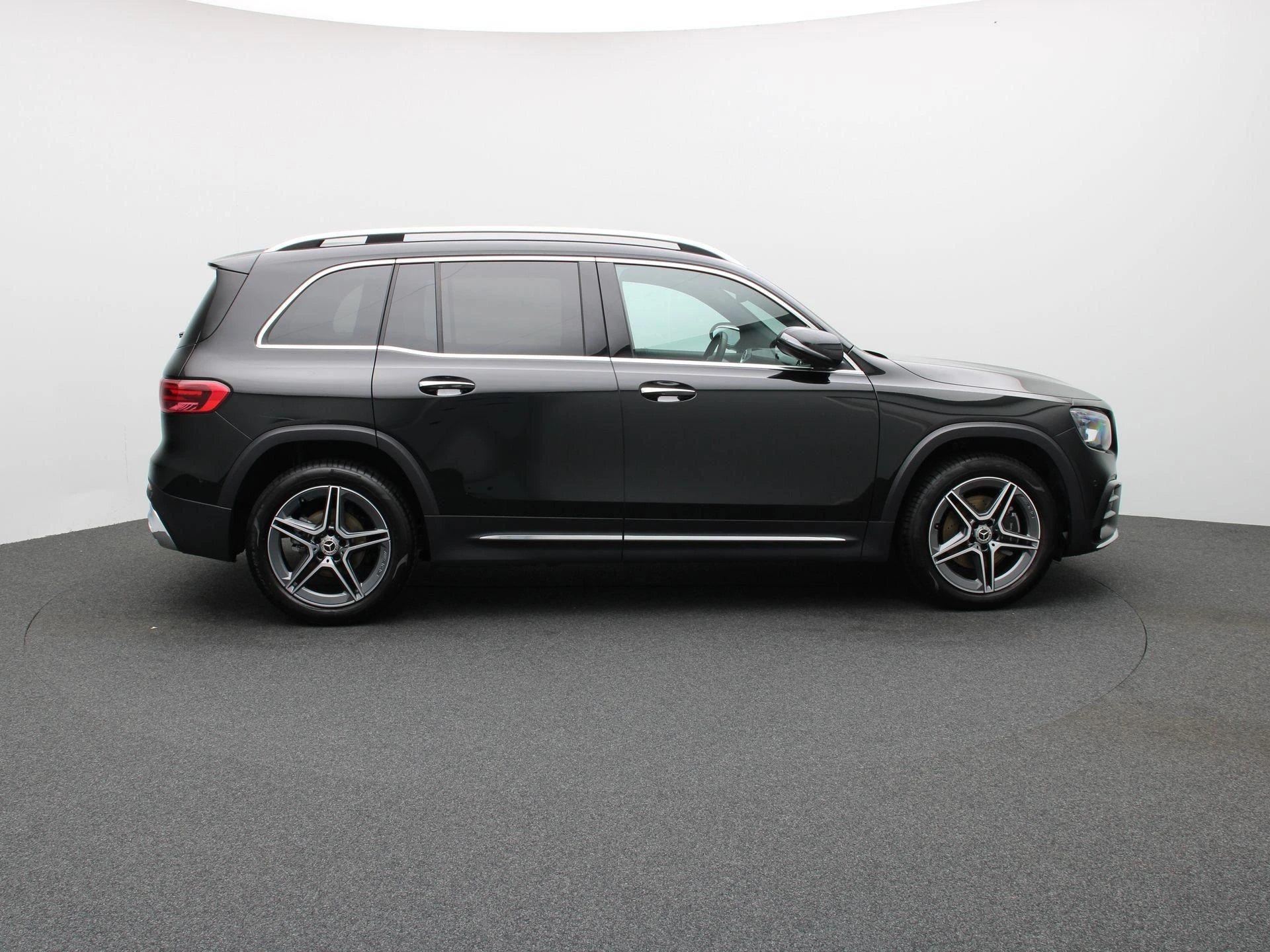 Mercedes-Benz-GLB-image-5