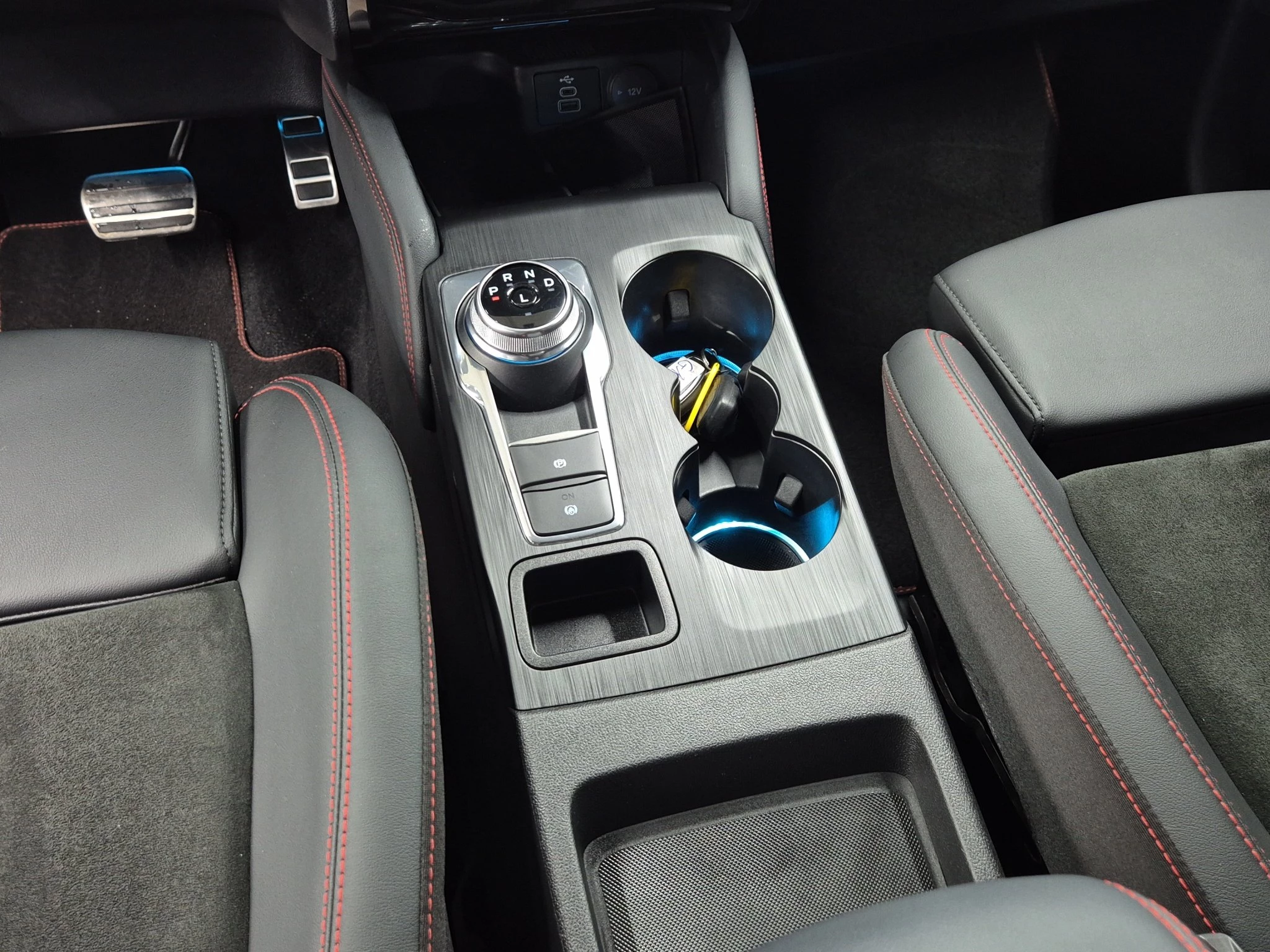 Ford Kuga ST-Line X Aut.*PANO*AHK*360GRAD*LED-MATRIX*NAVI*GRA*WINTER-PKT..