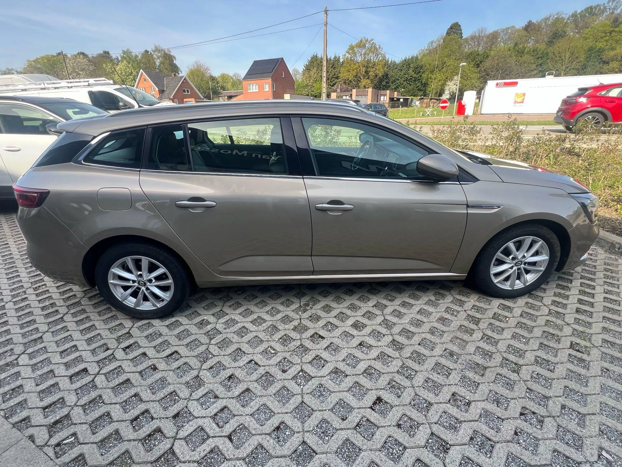 Renault-Mégane Grand Tour-image-8