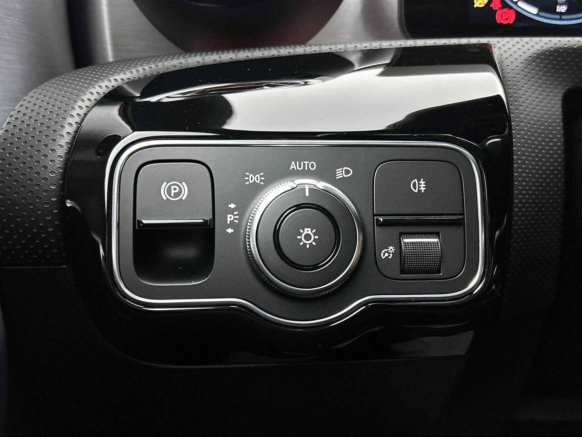 Mercedes-Benz-CLA-image-16