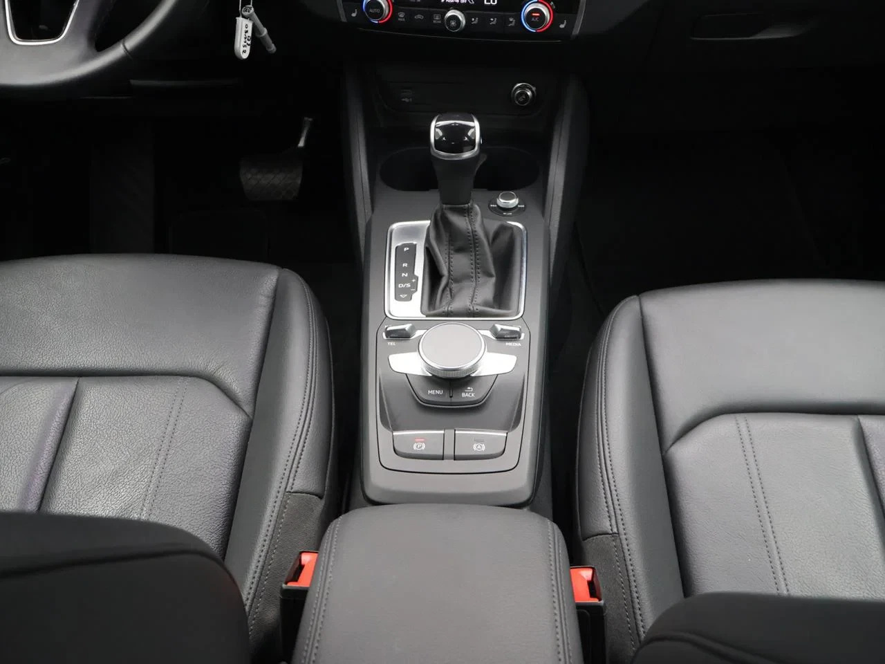 Audi Q2 Audi Q2 Business Edition Advanced 35TFSI 150PK *AUTOMAAT*LEDER*TREKHAAK*CRUISE*PDC*CAMERA*NAVI*VIRTUAL COCKPIT*...*