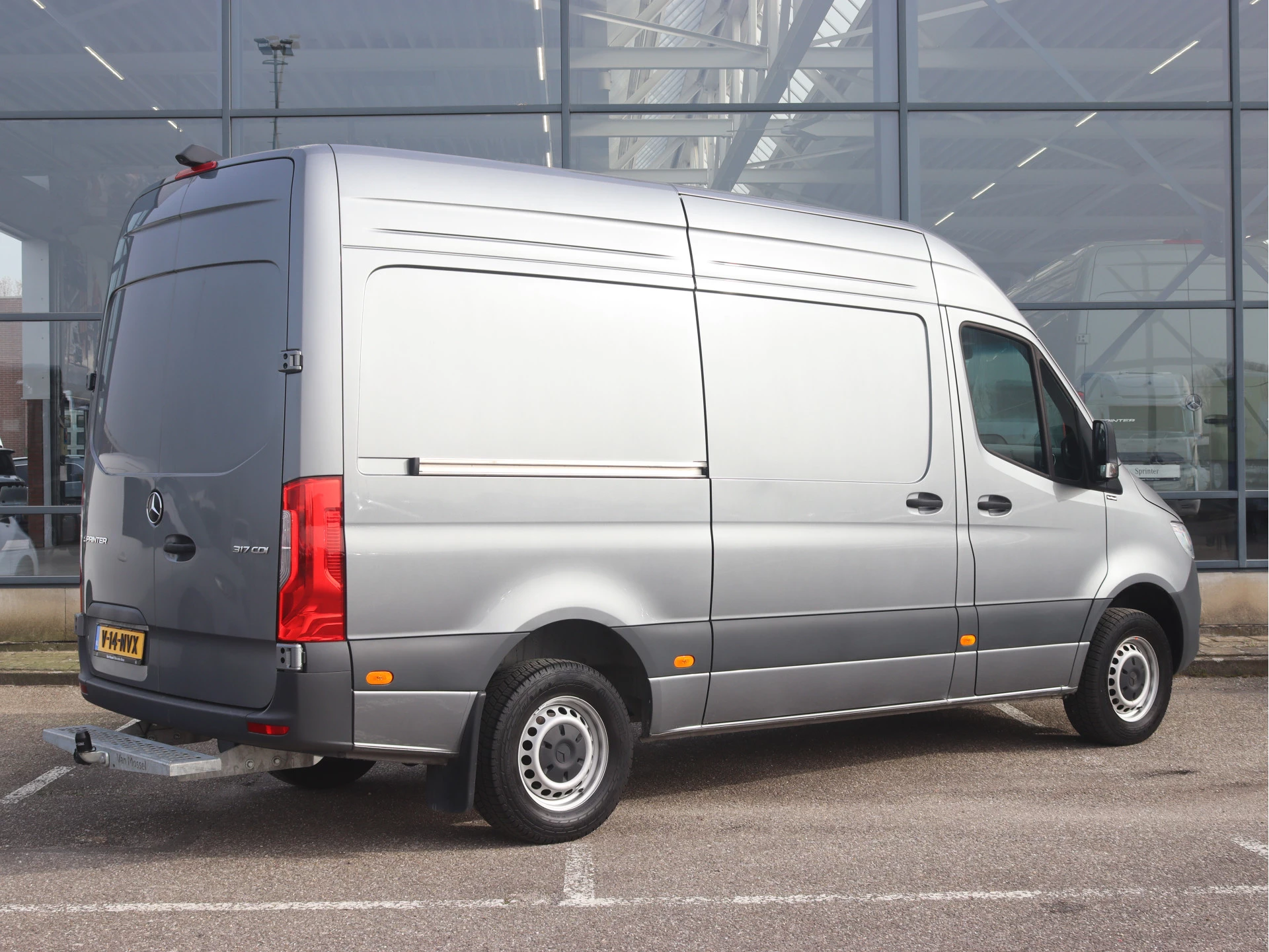 Mercedes-Benz-Sprinter-image-1