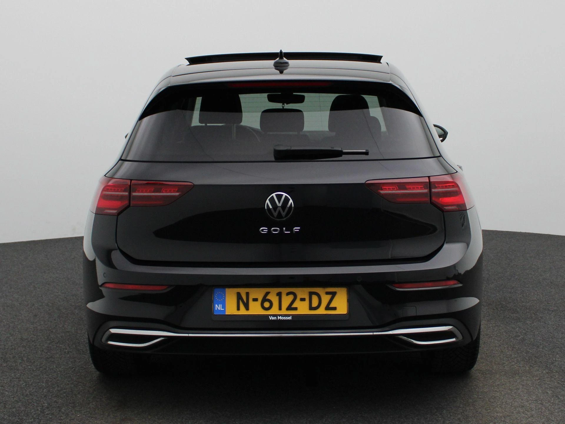 Volkswagen-Golf-image-4