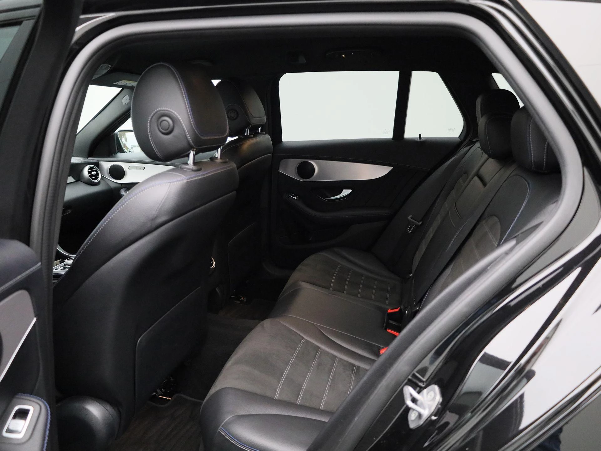 Mercedes-Benz-C-Klasse-image-9