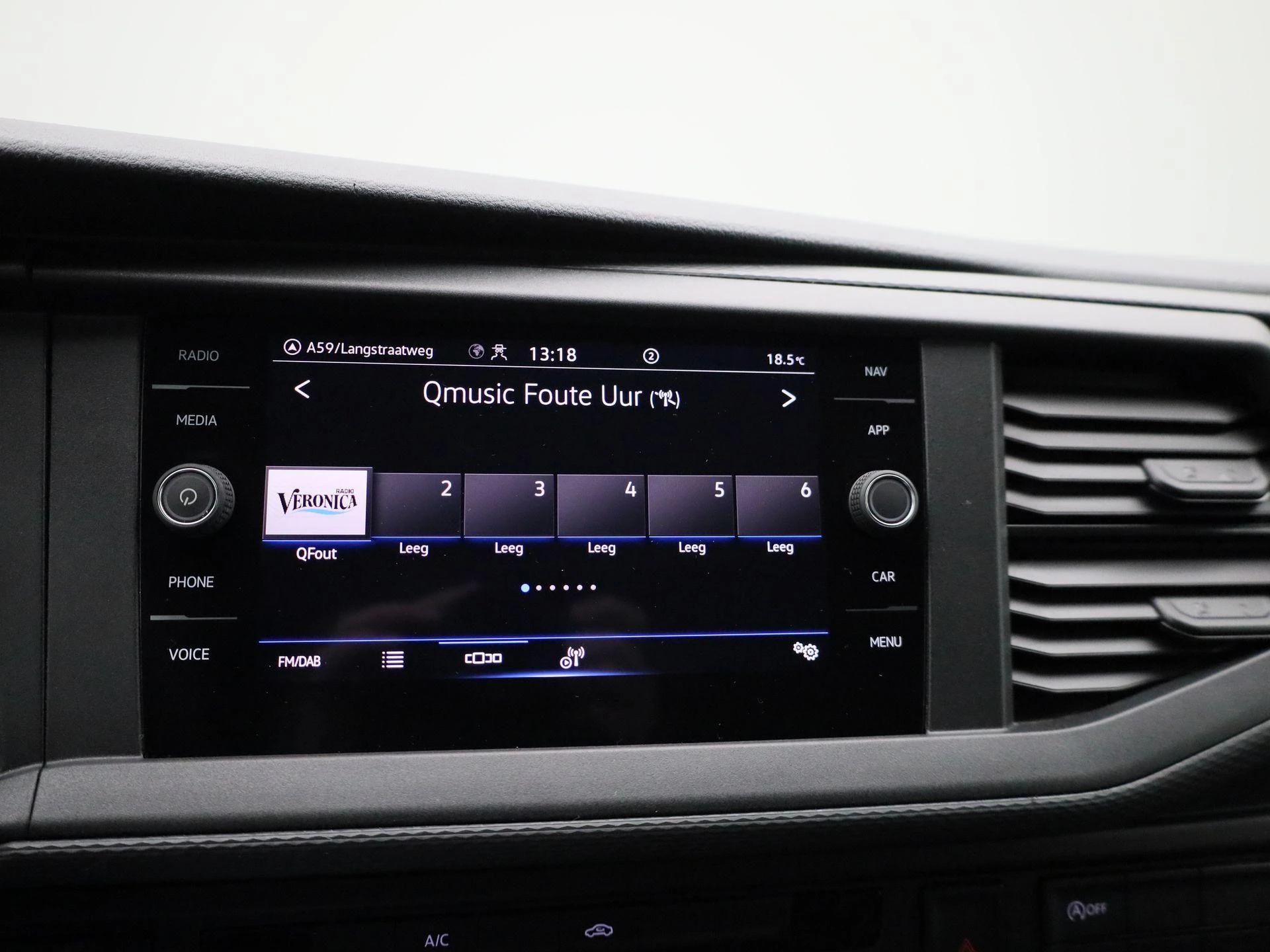 Volkswagen-Transporter-image-11