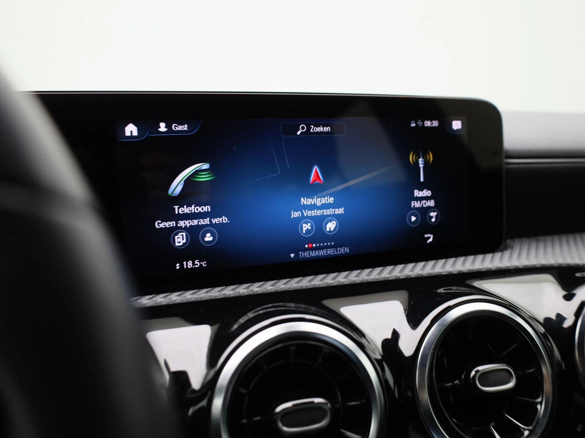 Mercedes-Benz-CLA-image-13