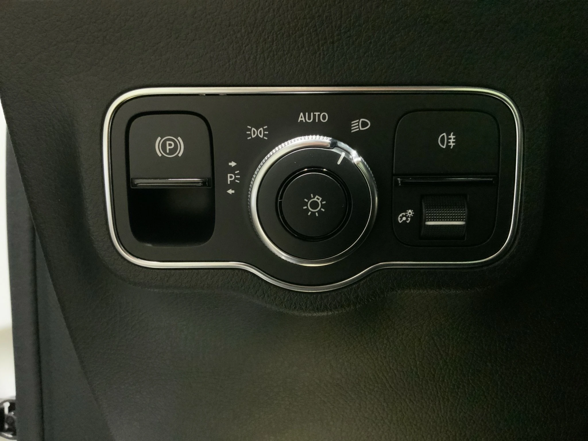 Mercedes-Benz-GLA-image-21