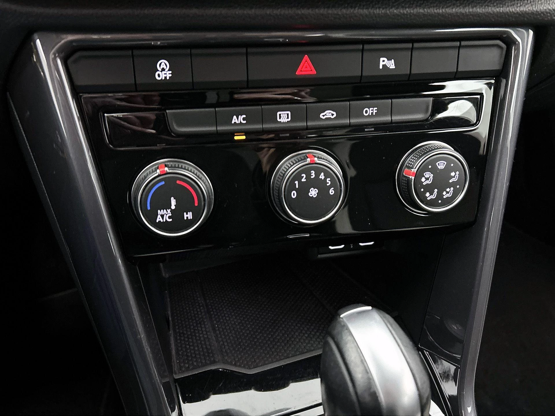 Volkswagen-T-Roc-image-17