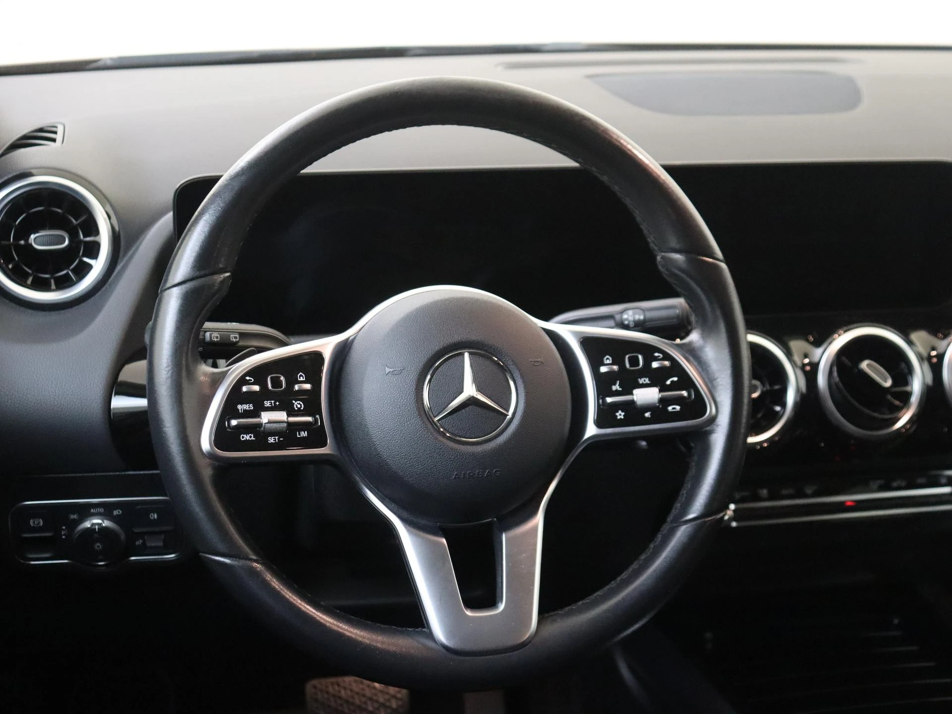 Mercedes-Benz-B-Klasse-image-11