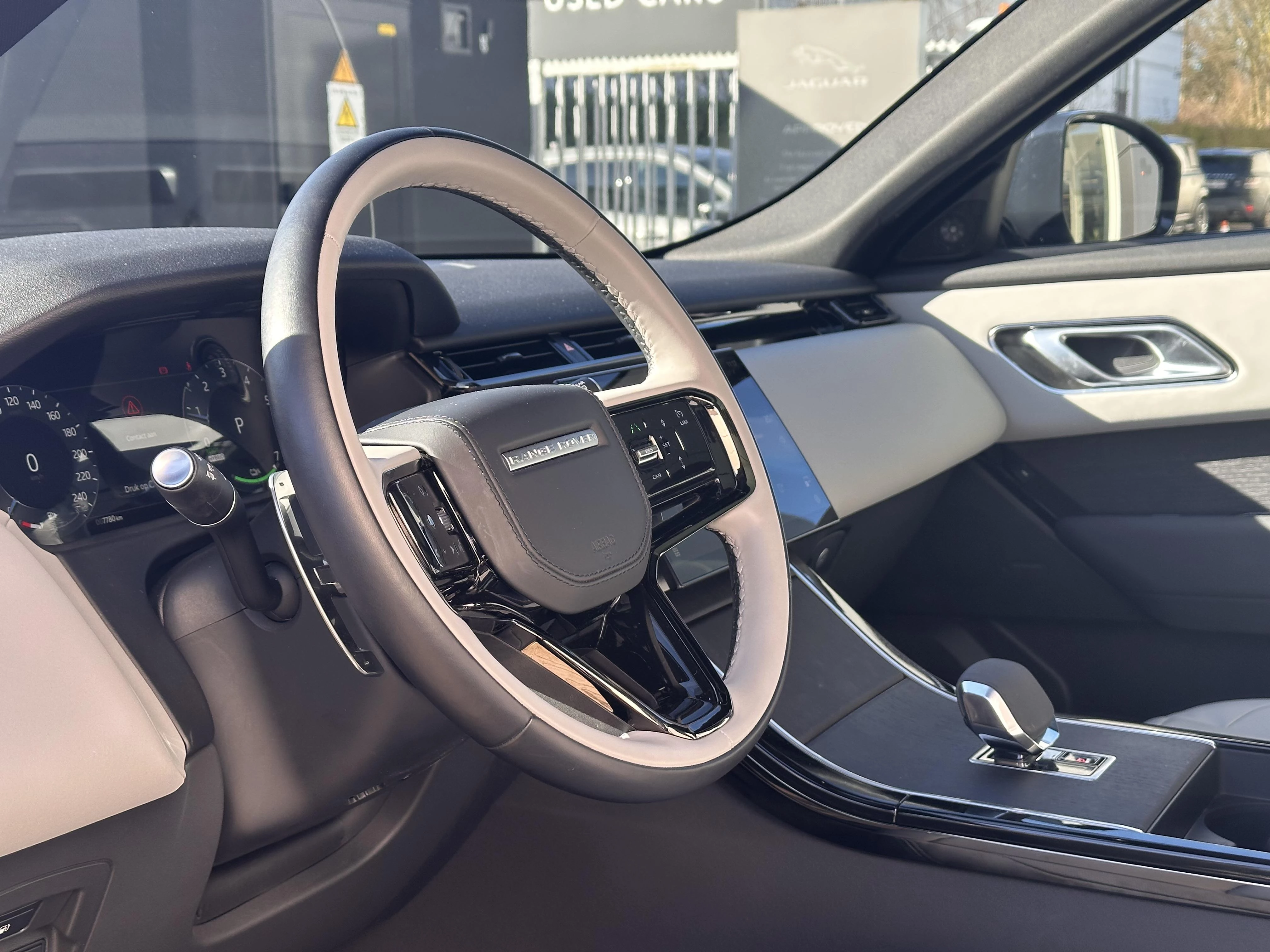 Land Rover-Range Rover Velar-image-2