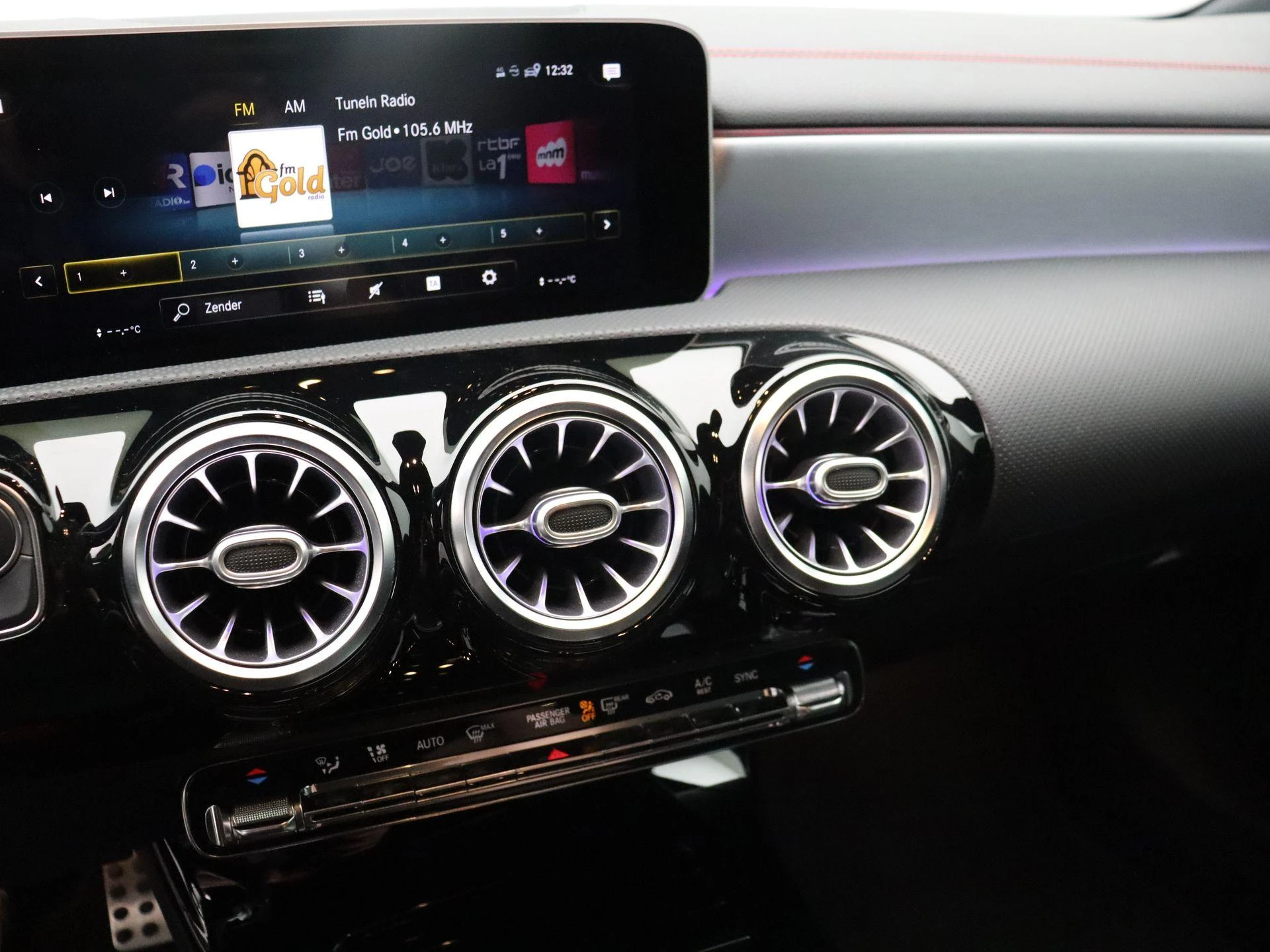 Mercedes-Benz-CLA-image-12