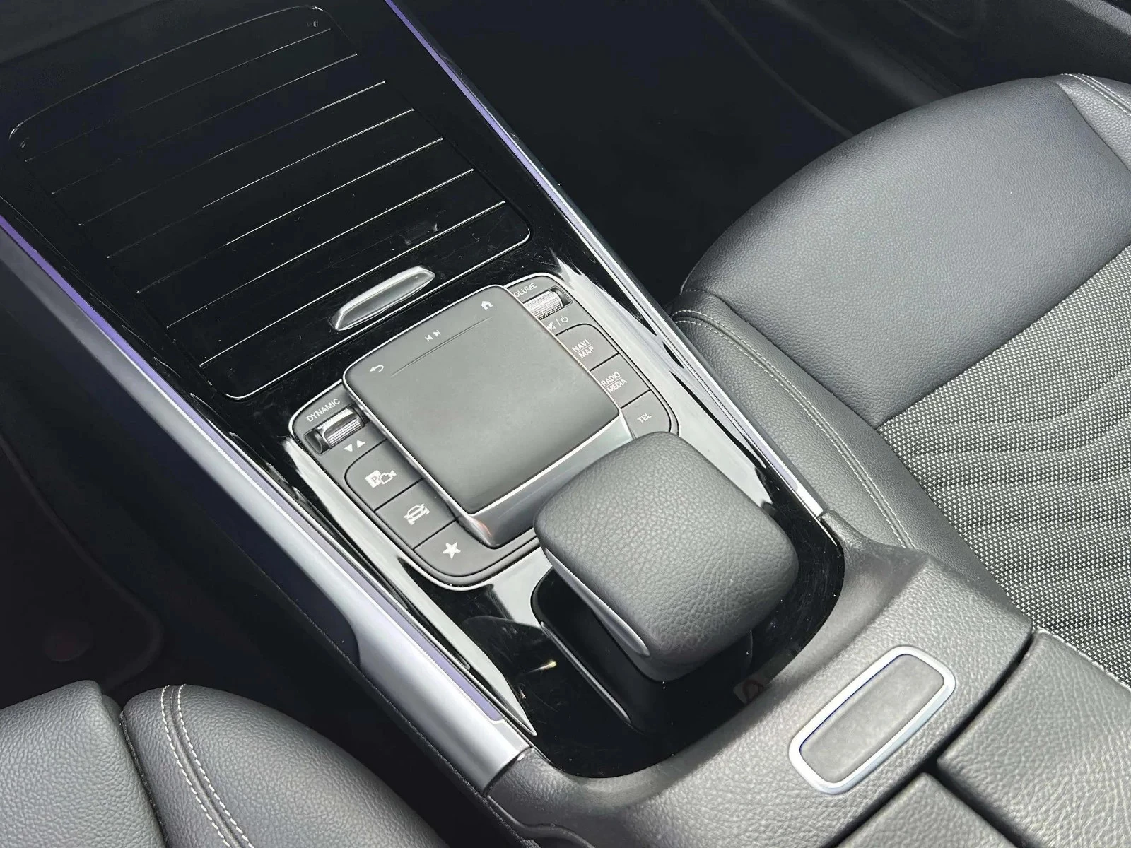 Mercedes-Benz-EQB-image-12