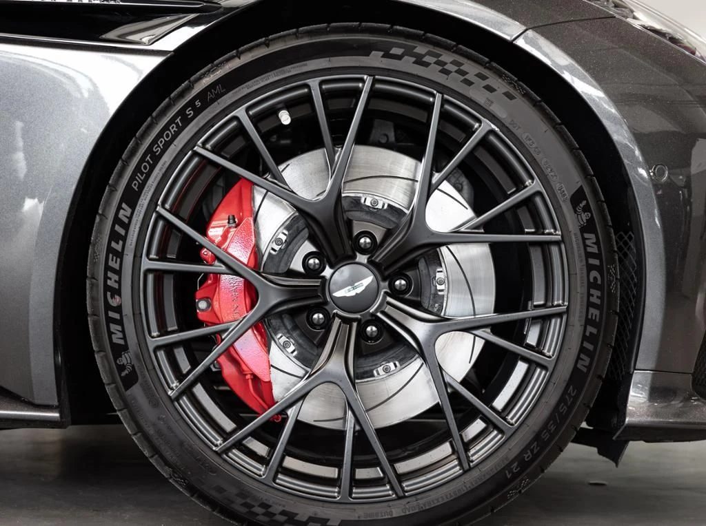Aston Martin-DB12-image-4