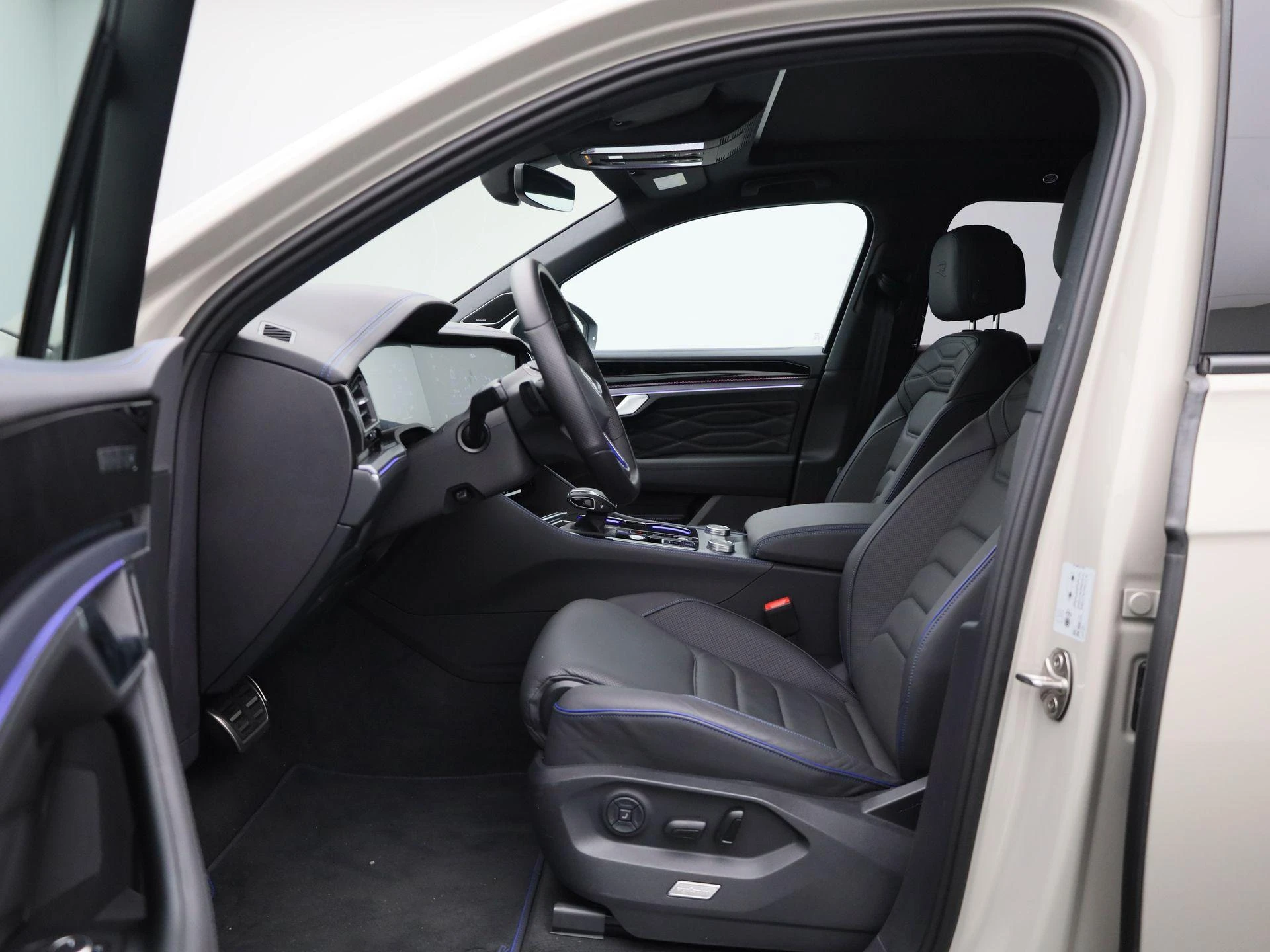 Volkswagen-Touareg-image-10