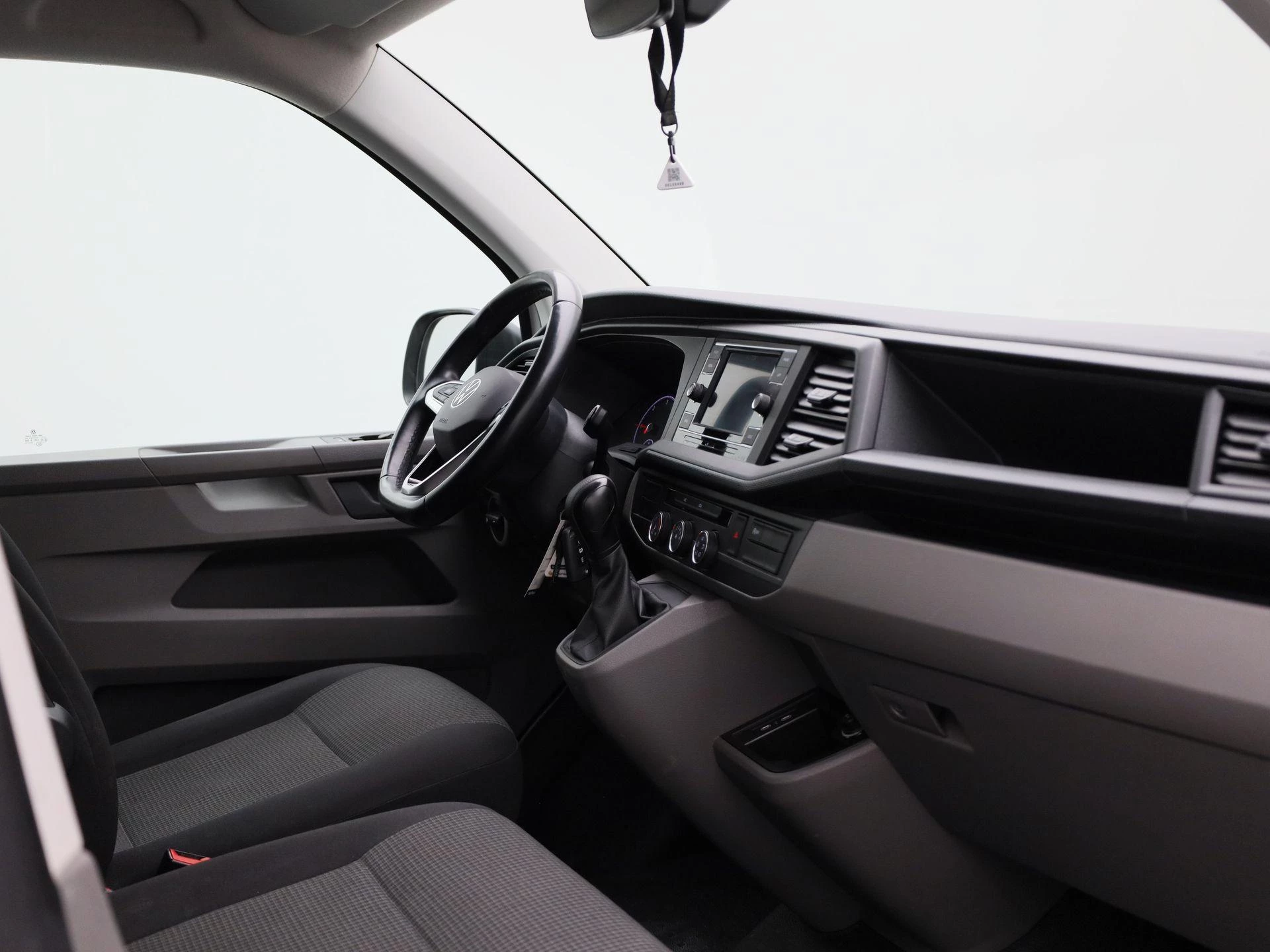 Volkswagen-Transporter-image-30