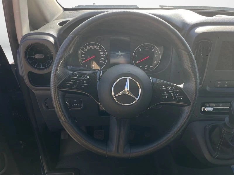 Mercedes-Benz-Vito-image-11
