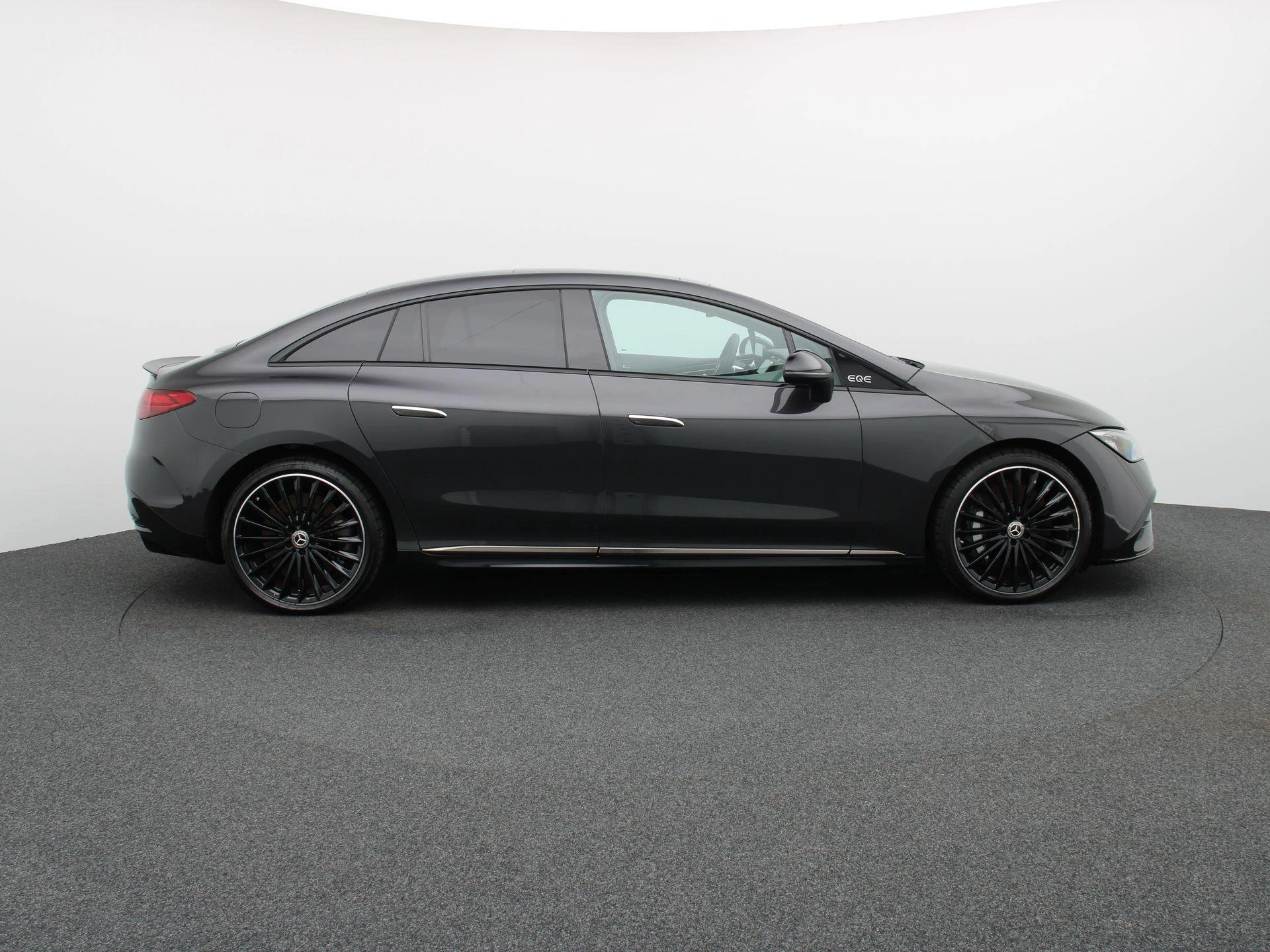 Mercedes-Benz EQE 300 AMG Line + AIRMATIC + LEDER + PANORAMISCH DAK +