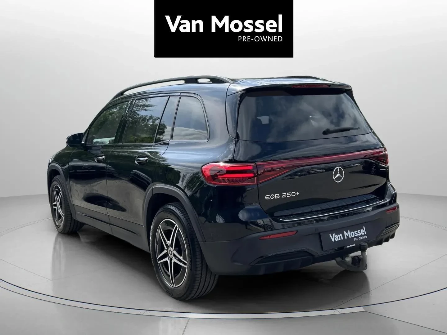 Mercedes-Benz-EQB-image-6