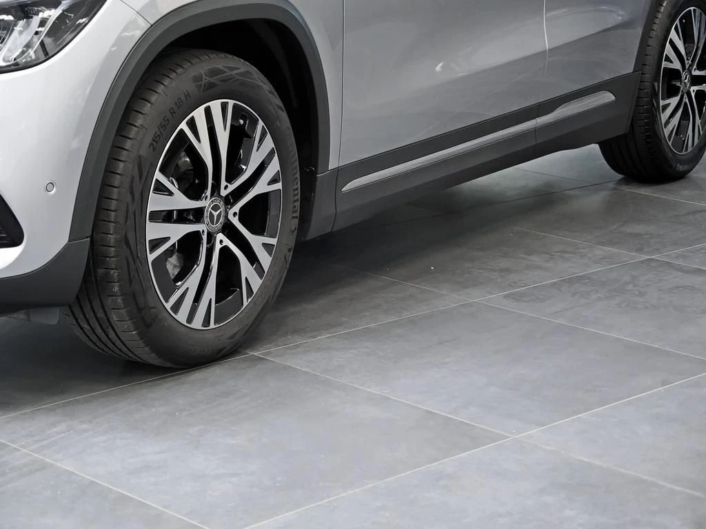 Mercedes-Benz-GLA 200 d-image-5