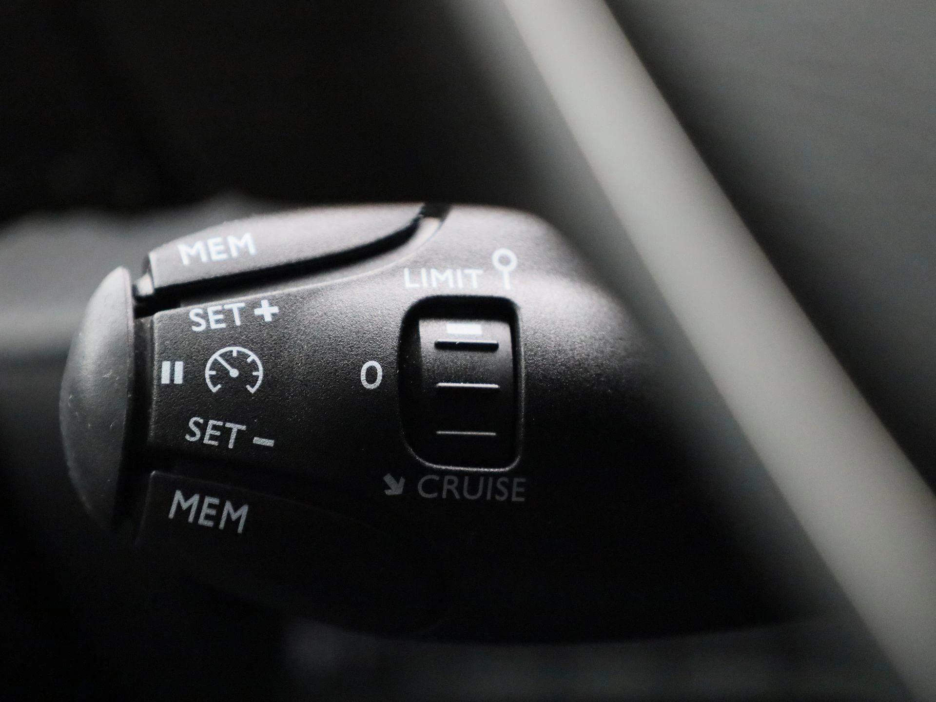 Peugeot-e-208-image-25