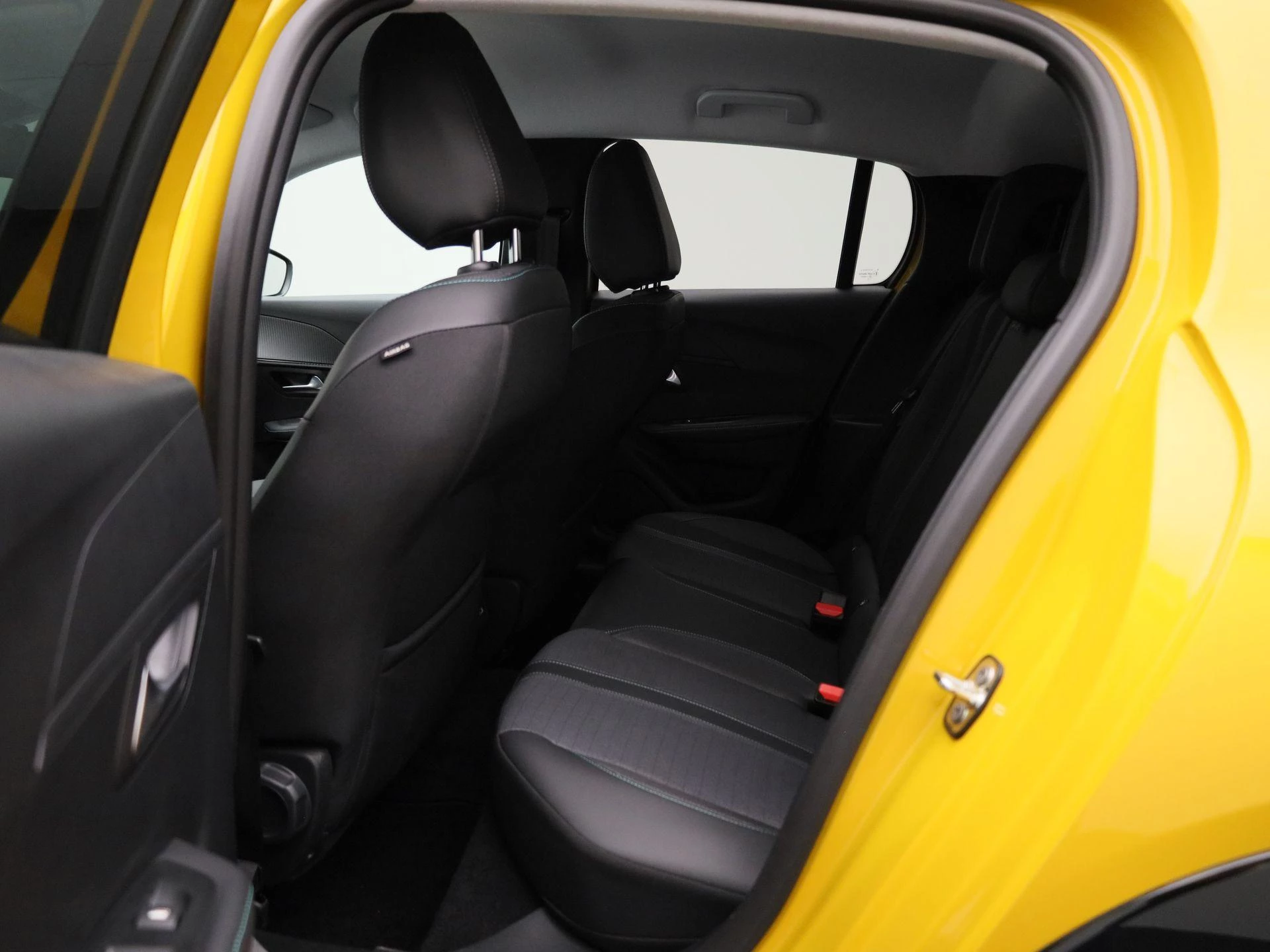 Peugeot-e-208-image-9
