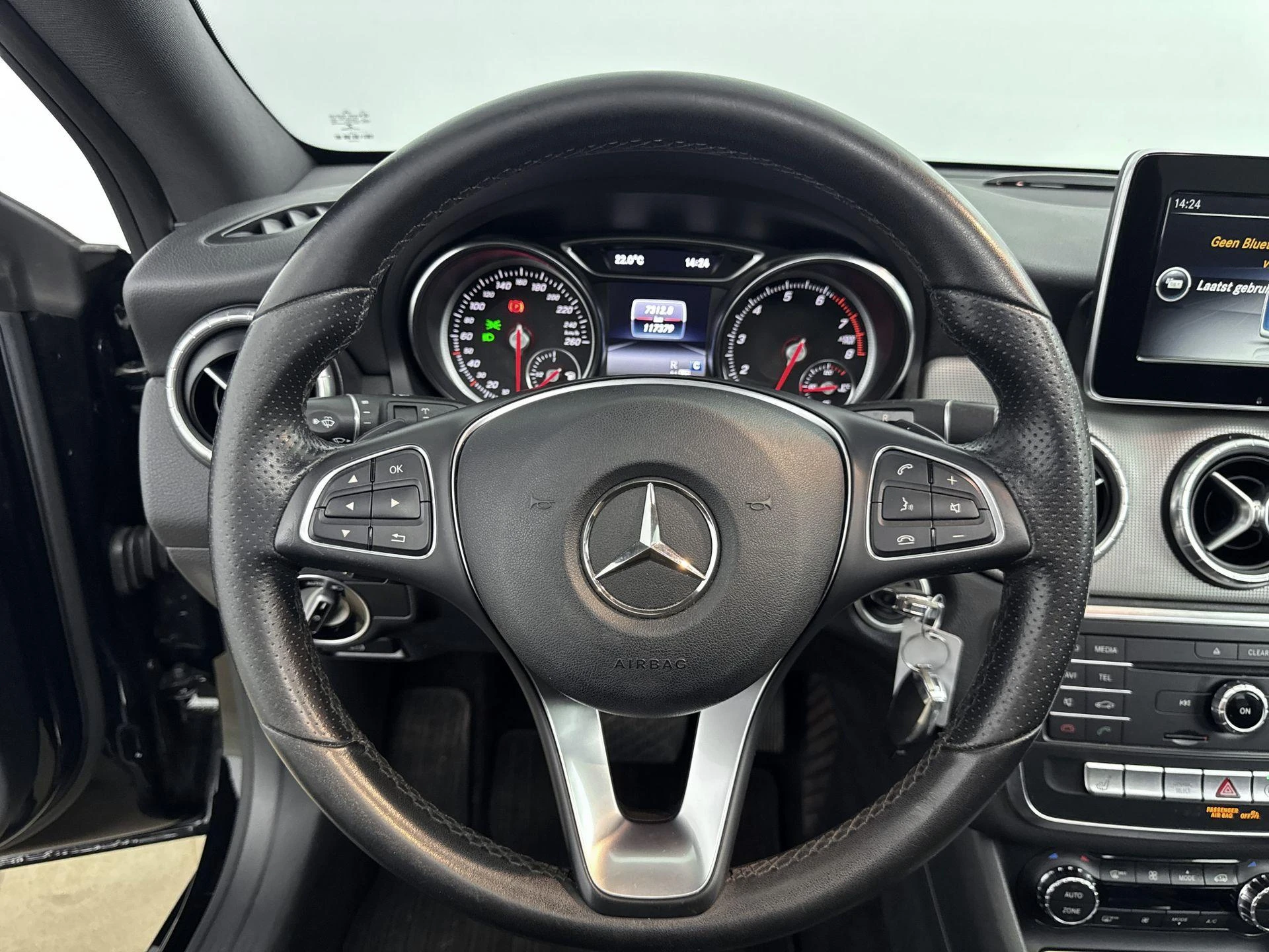 Mercedes-Benz-CLA-image-25