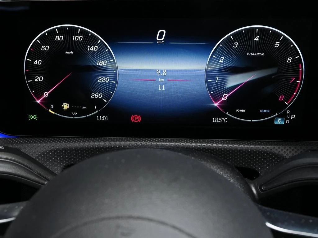 Mercedes-Benz-CLA 180-image-7