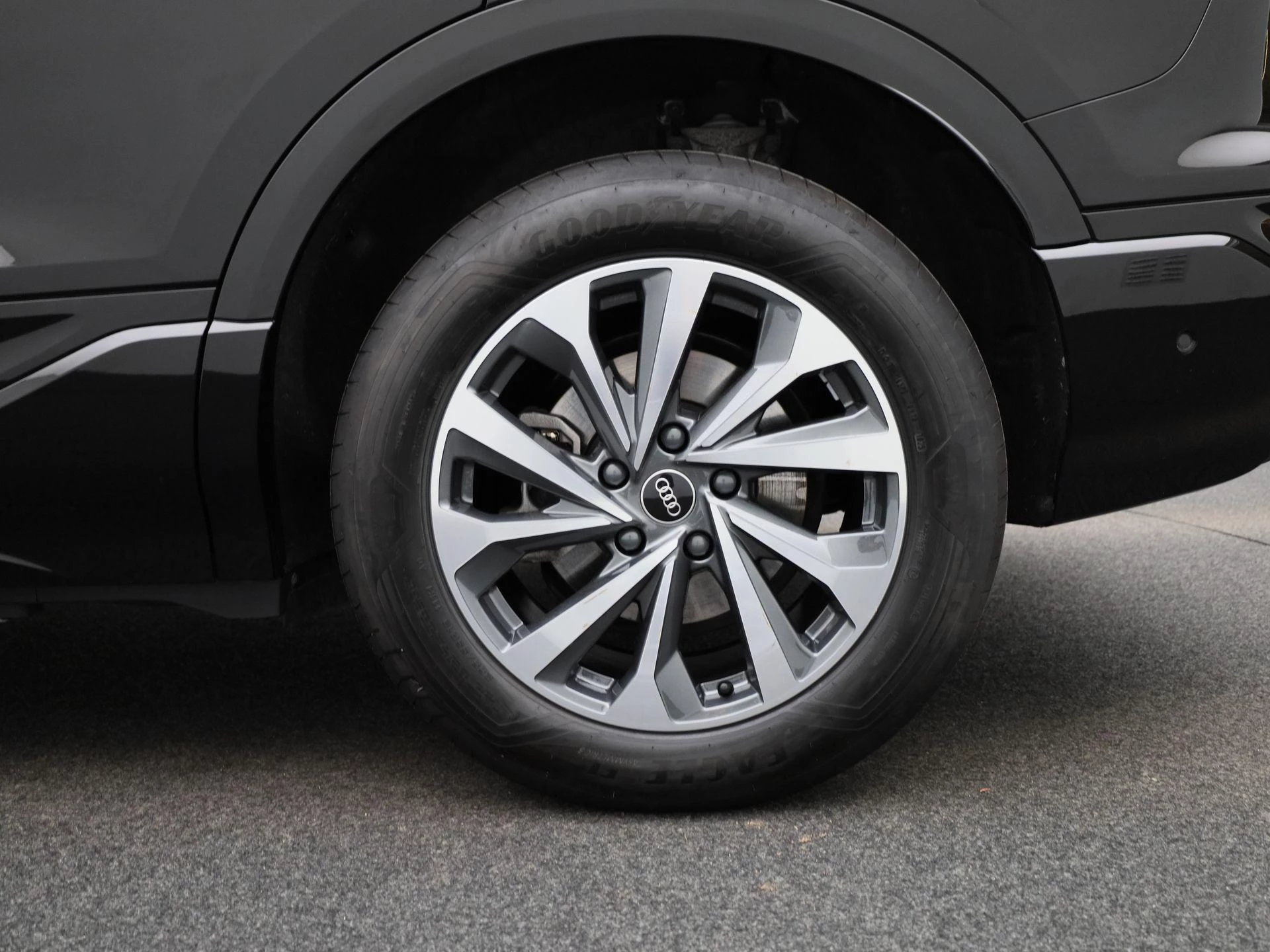 Audi-Q6 e-tron-image-12