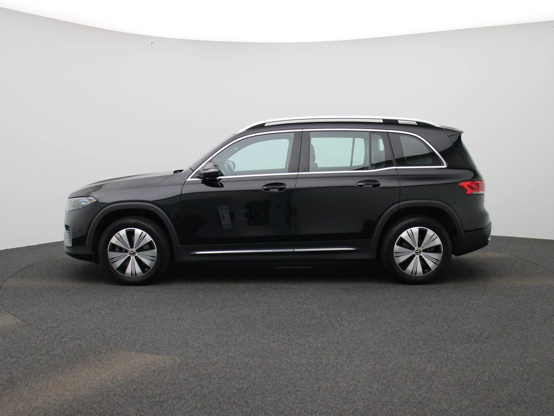 Mercedes-Benz-EQB-image-3