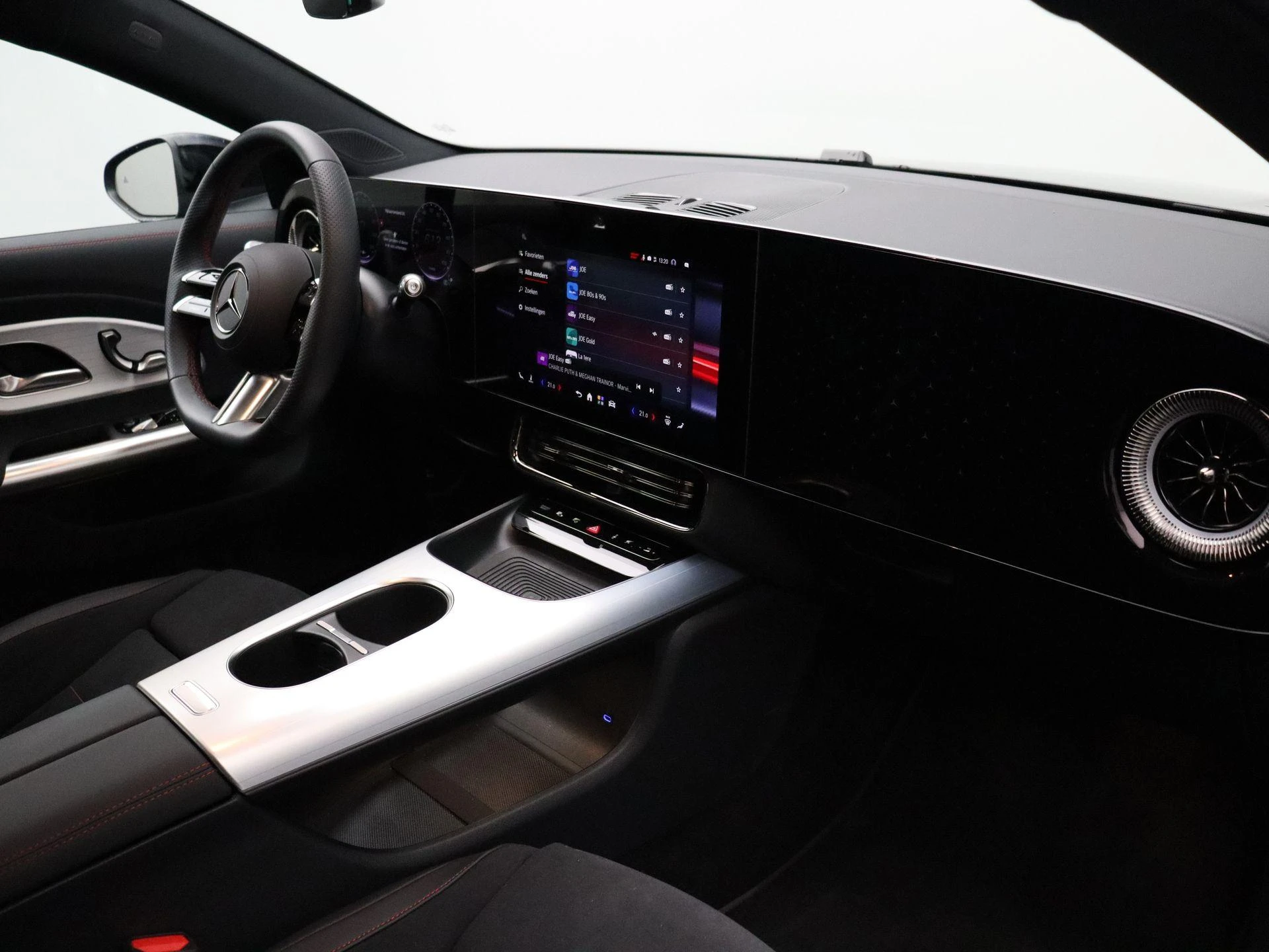 Mercedes-Benz-CLA-image-27
