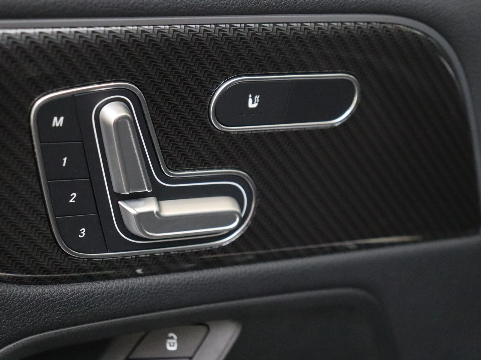 Mercedes-Benz-GLA-image-25