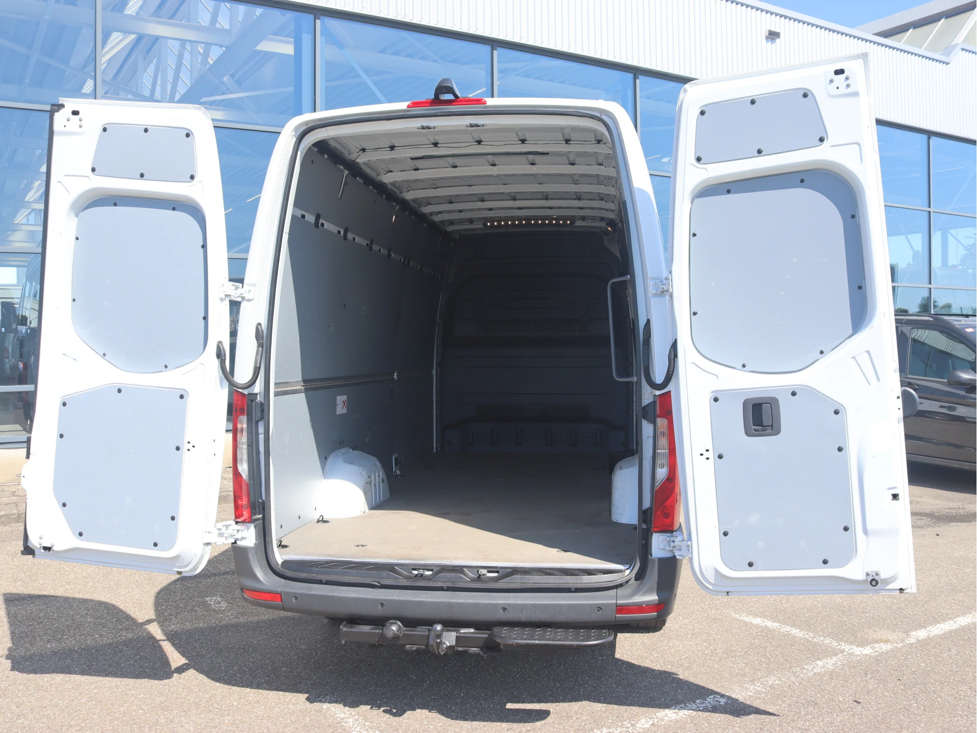 Mercedes-Benz-Sprinter-image-2