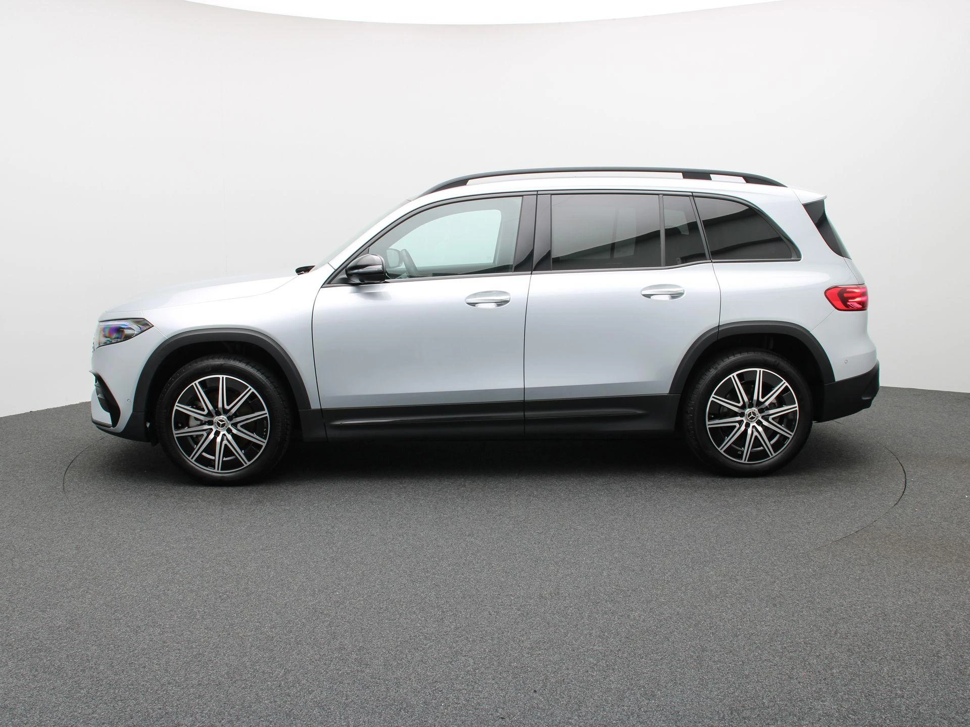 Mercedes-Benz-EQB-image-3