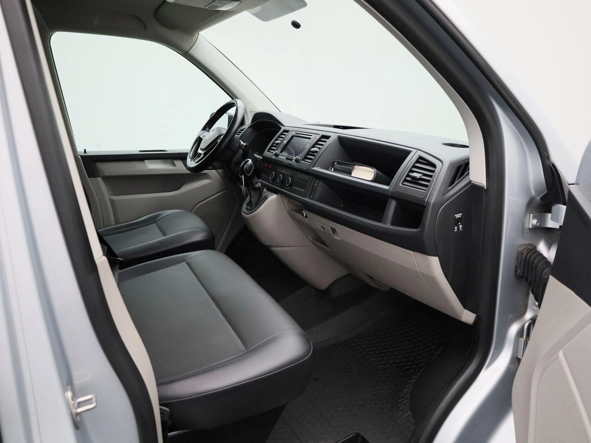 Volkswagen-Transporter-image-25