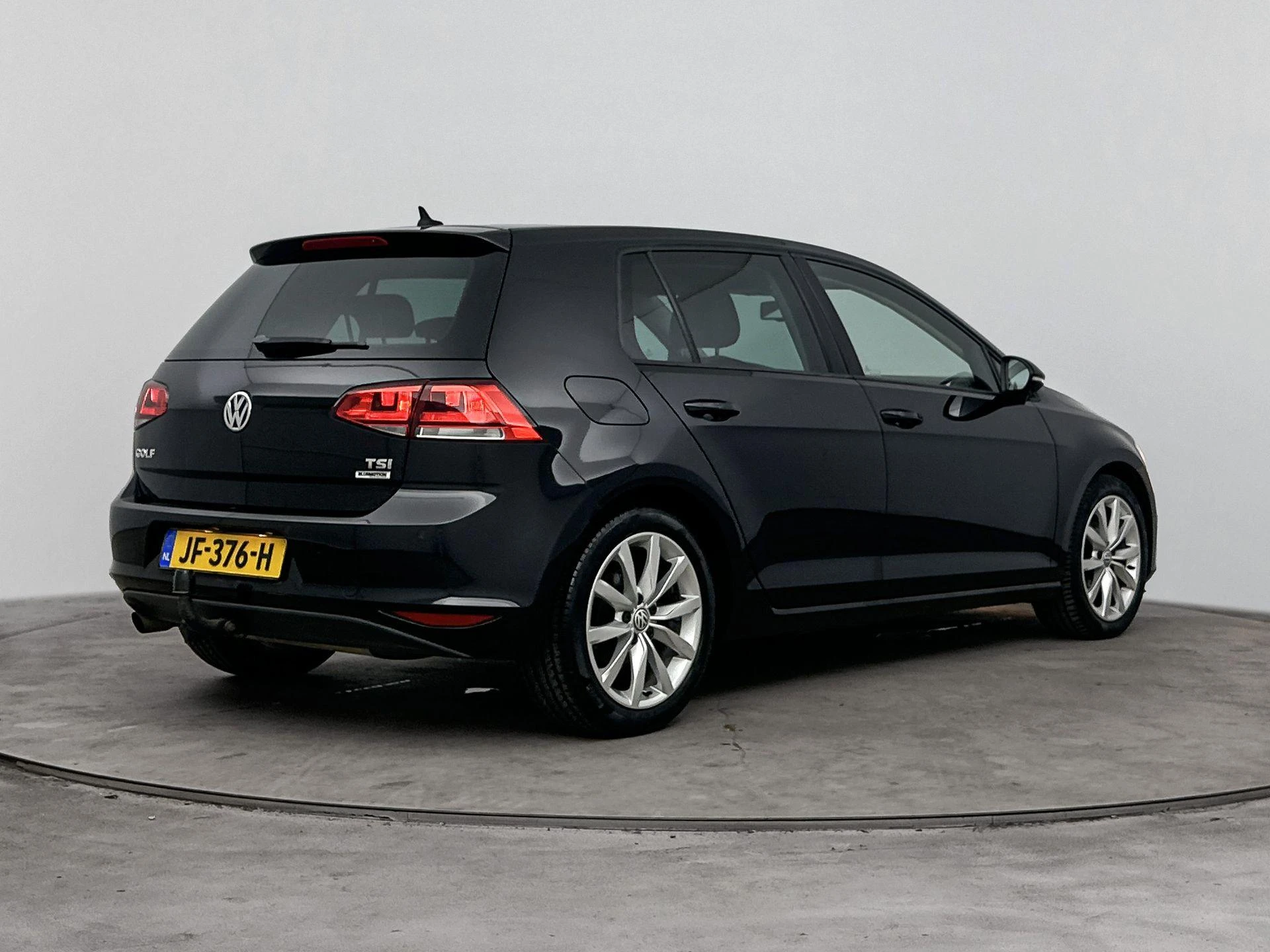 Volkswagen-Golf-image-3