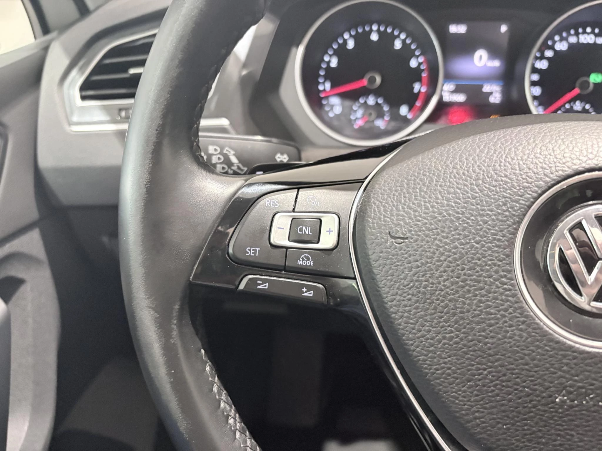 Volkswagen-Tiguan-image-16