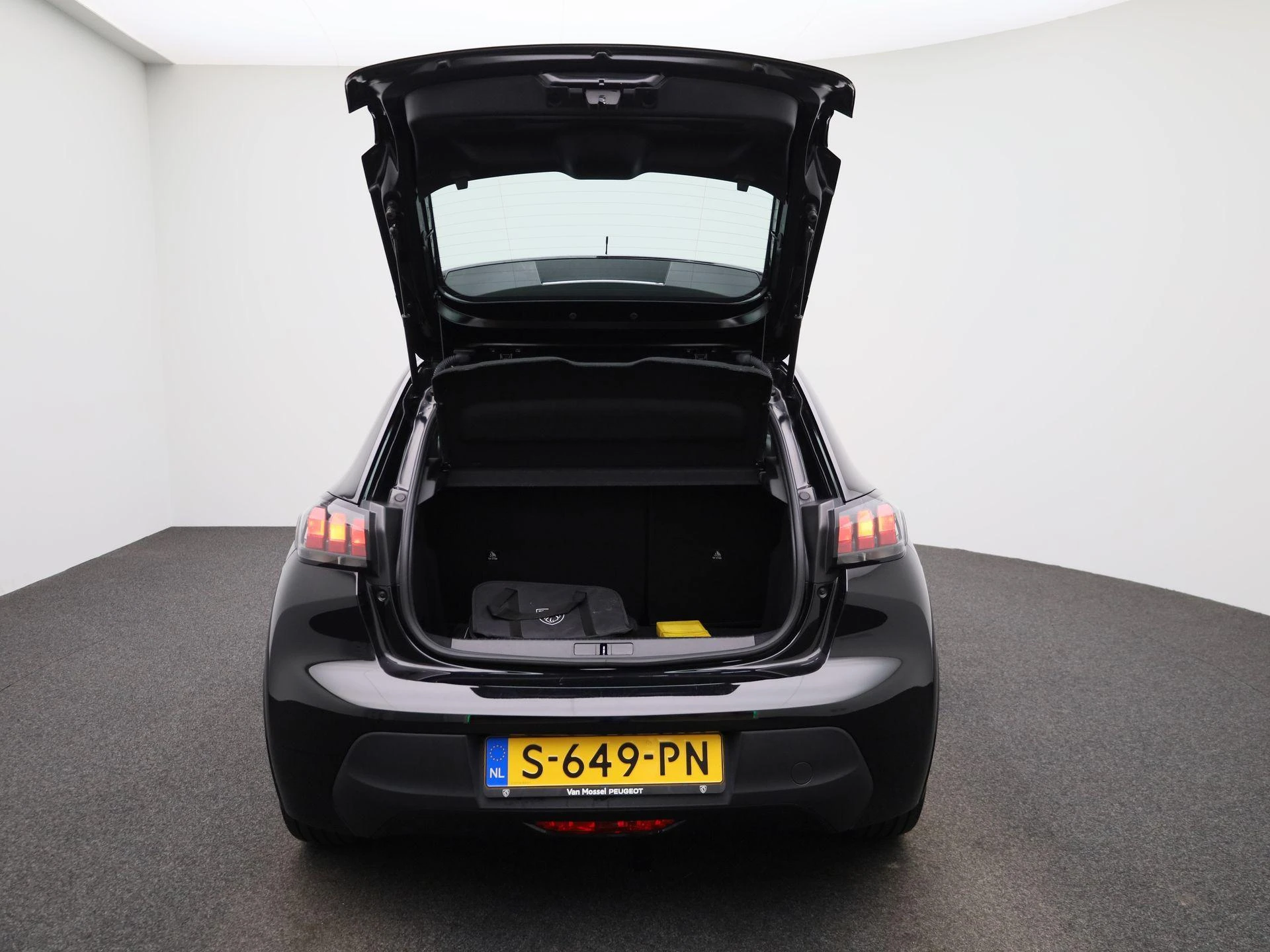 Peugeot-e-208-image-10