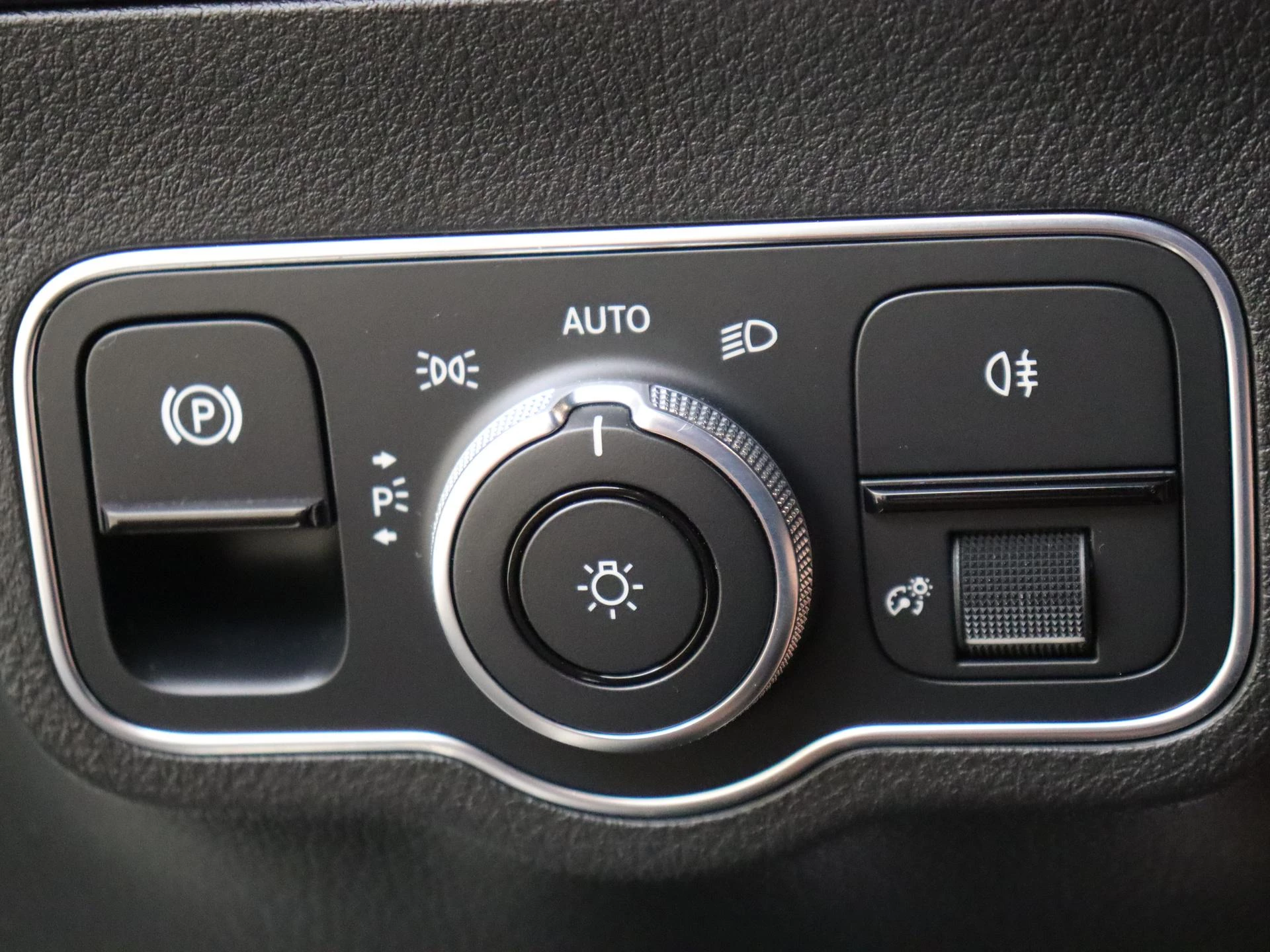 Mercedes-Benz-GLA-image-23