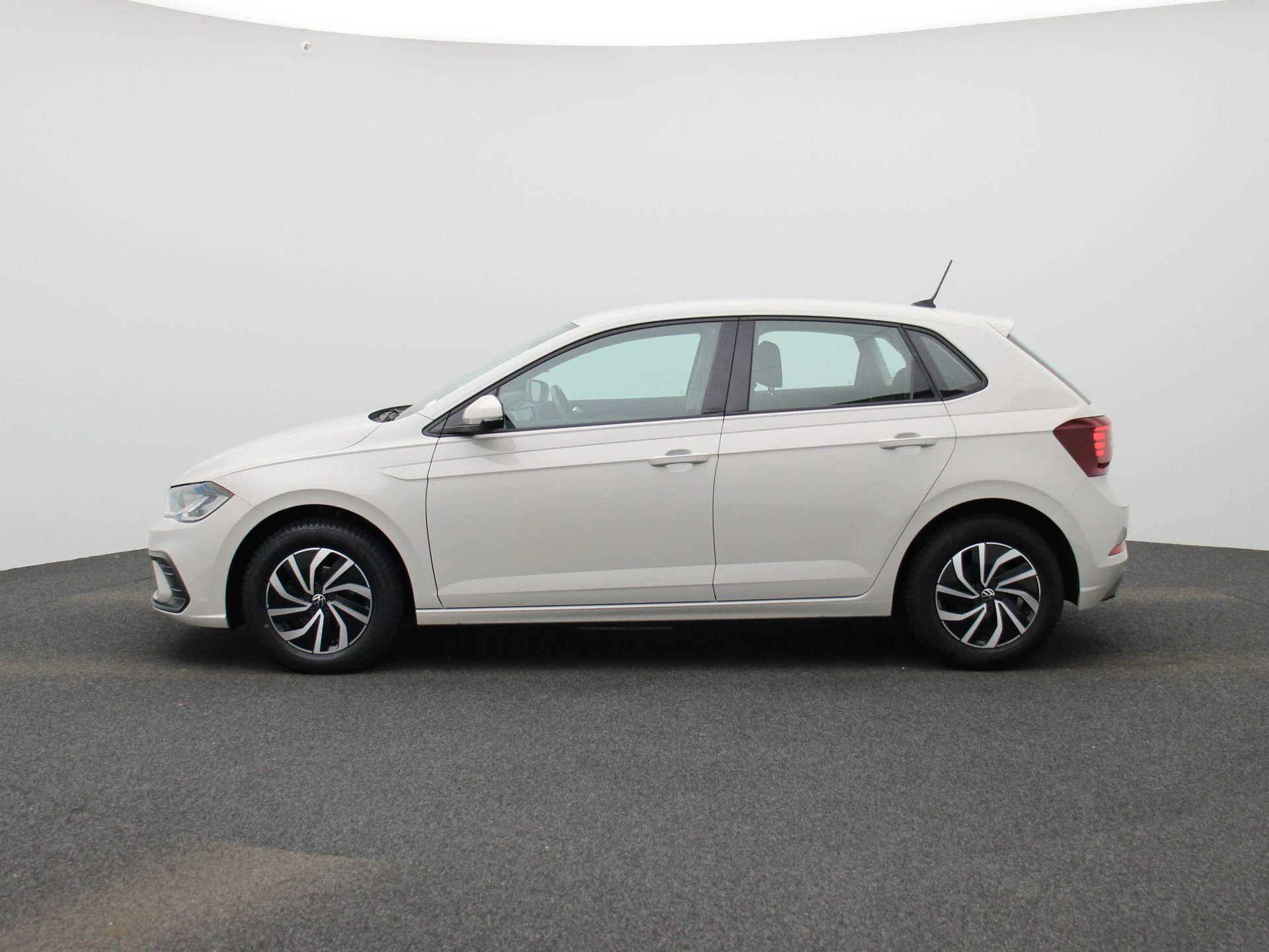 Volkswagen-Polo-image-4