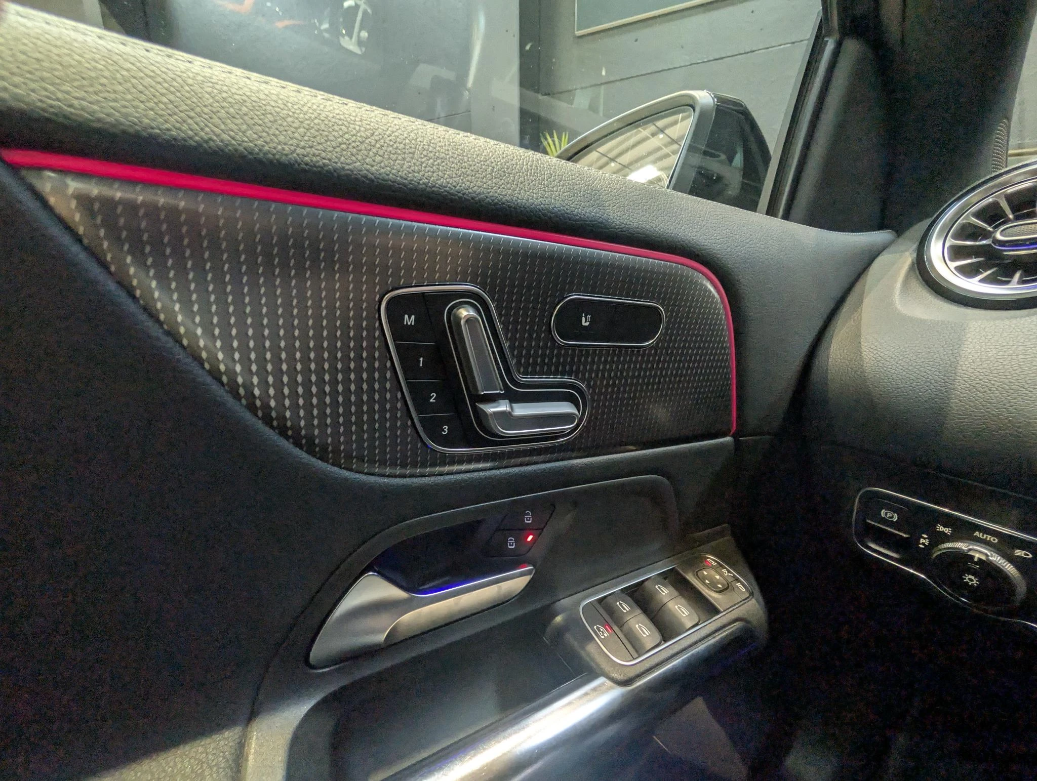 Mercedes-Benz-EQA-image-16