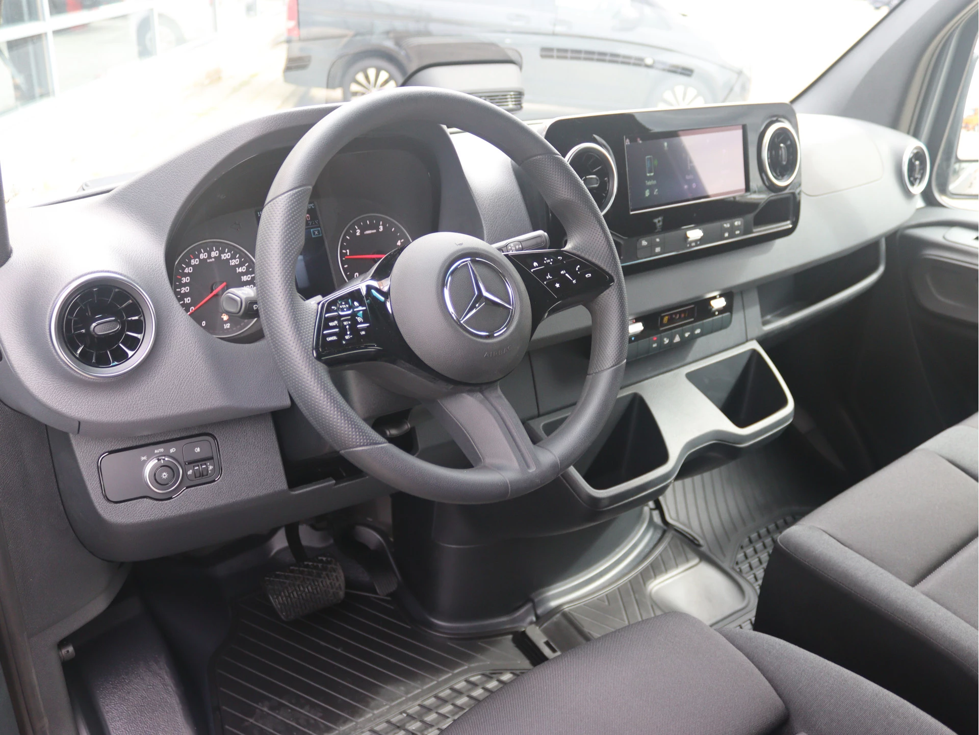 Mercedes-Benz-Sprinter-image-3