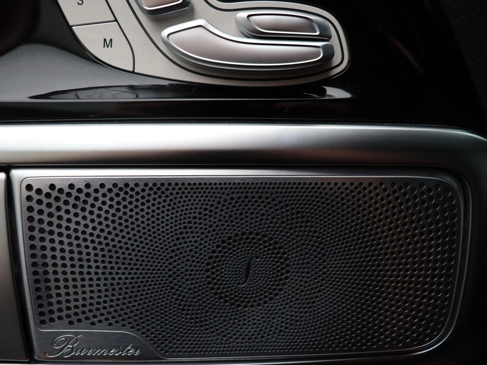 Mercedes-Benz-G-Klasse-image-9