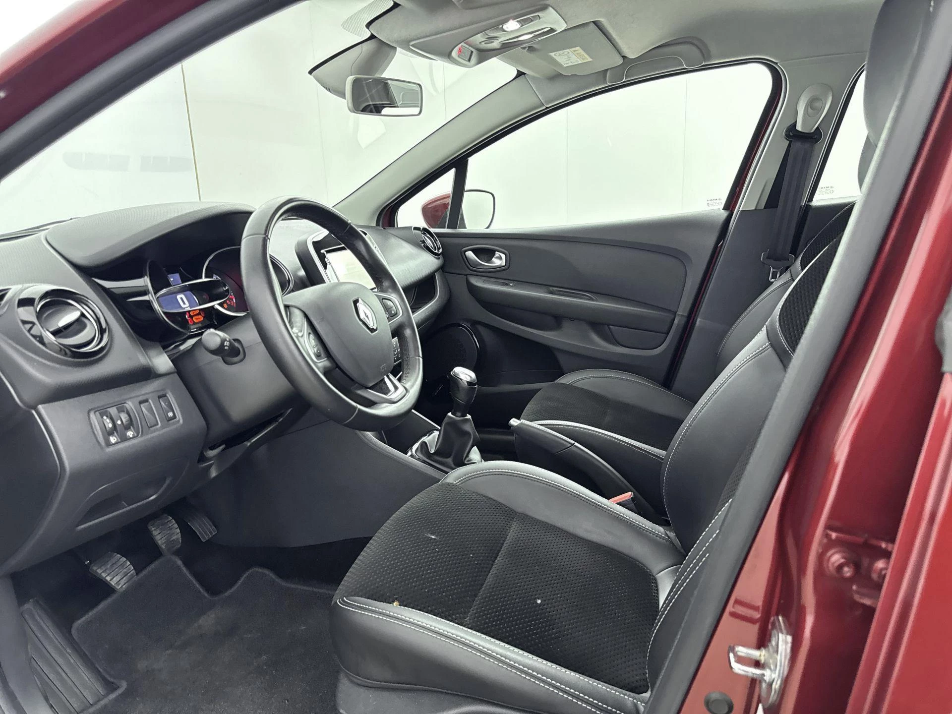 Renault-Clio-image-16