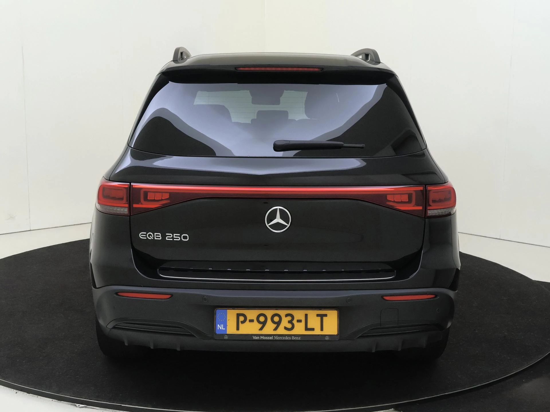 Mercedes-Benz-EQB-image-6