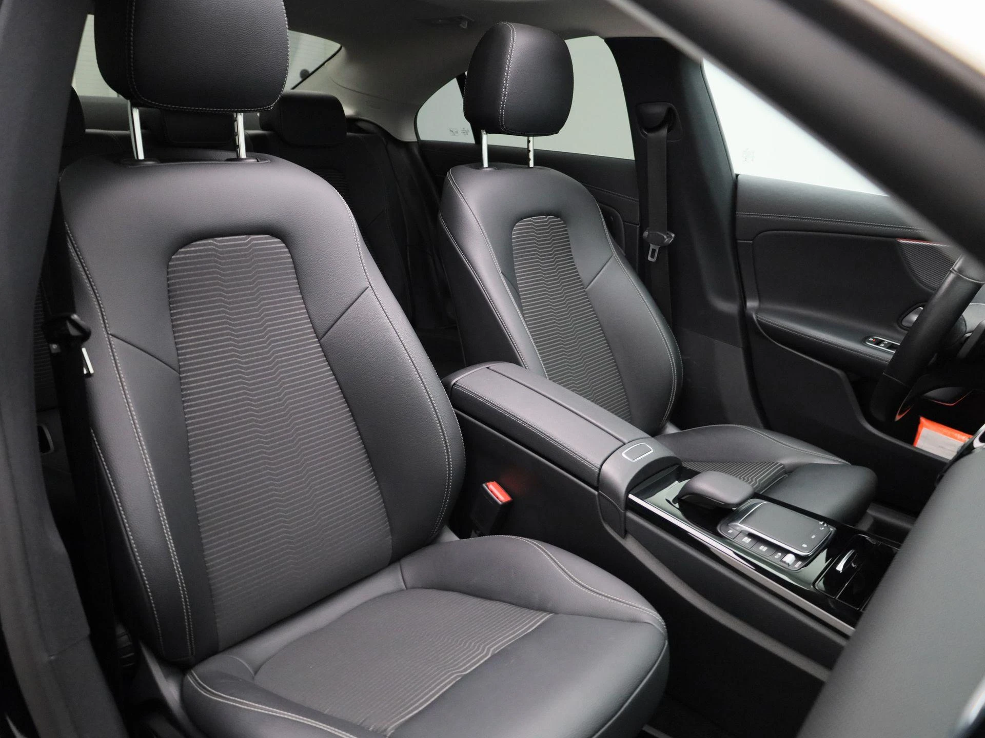 Mercedes-Benz-CLA-image-43