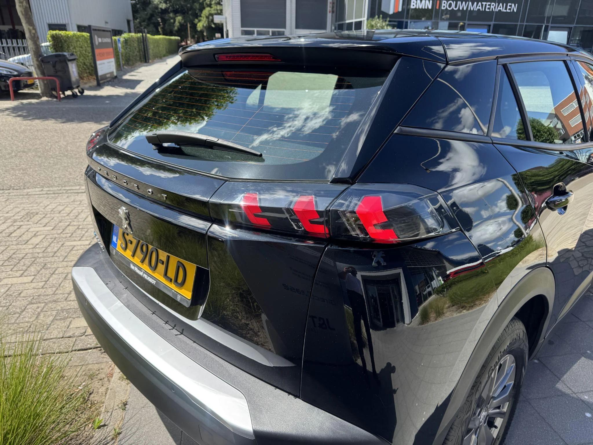Peugeot-e-2008-image-11