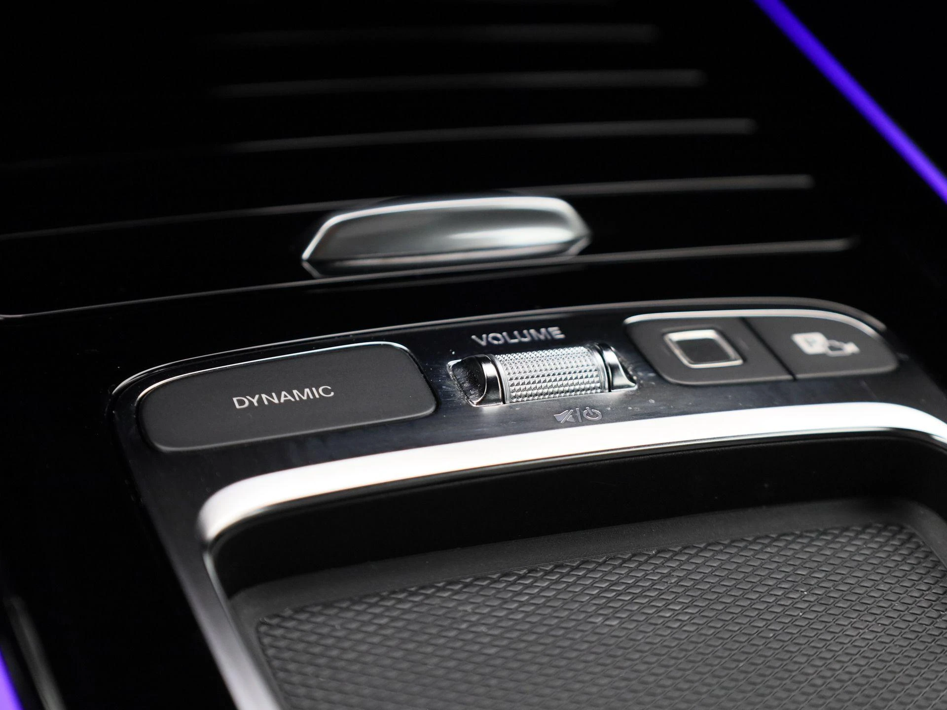 Mercedes-Benz-GLB-image-24