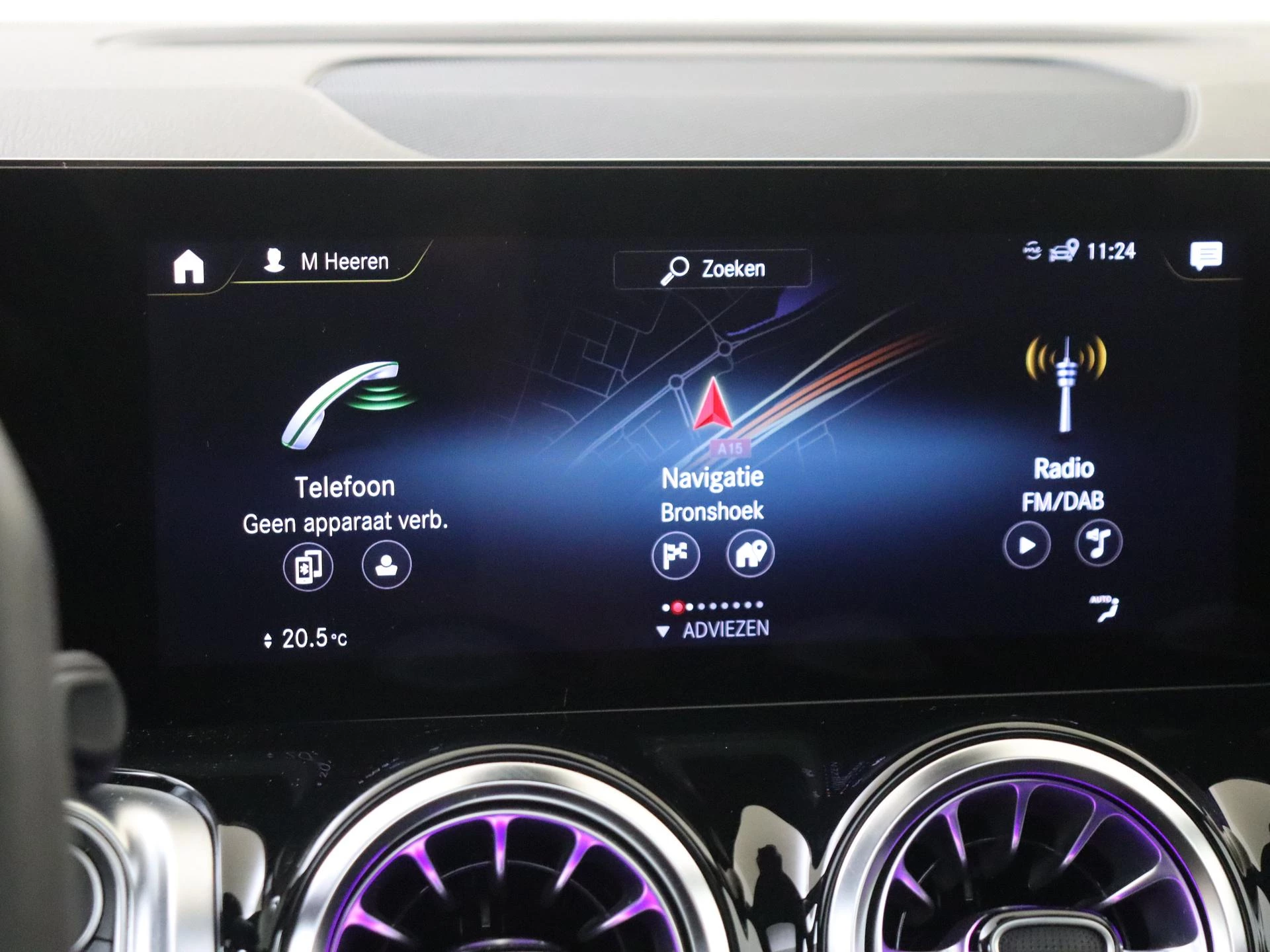 Mercedes-Benz-GLB-image-25
