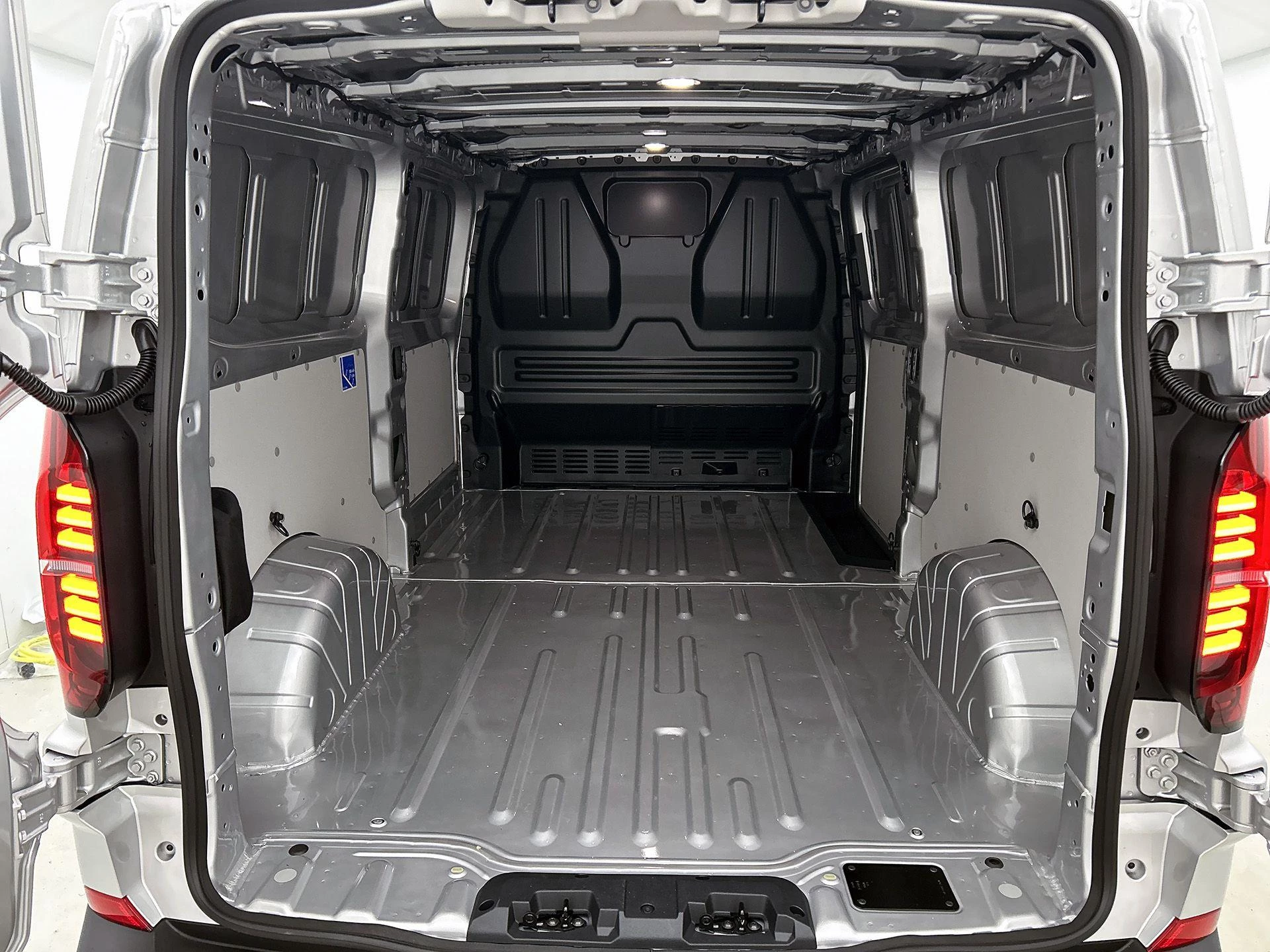 Volkswagen-e-Transporter-image-17