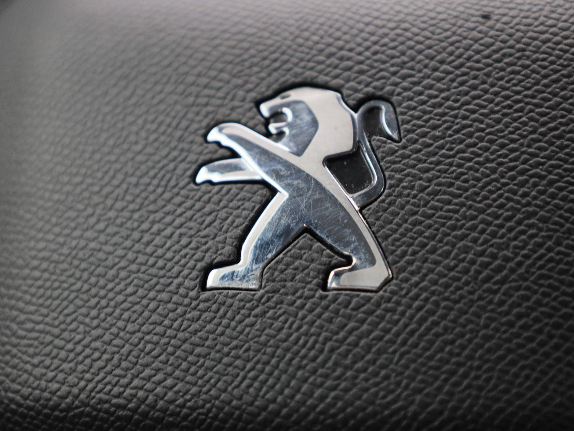 Peugeot-e-2008-image-27